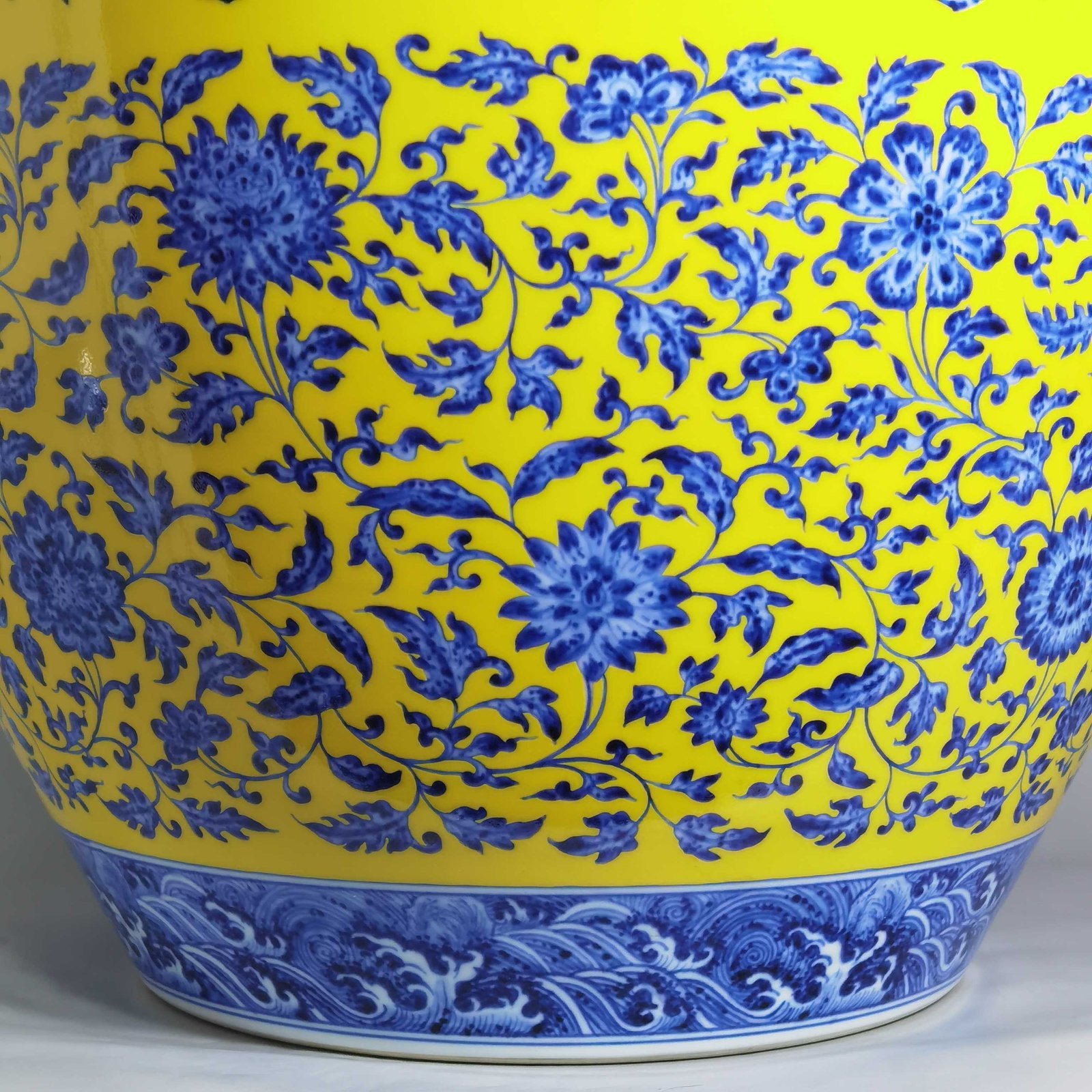 Qing Dynasty Yongzheng blue and white with yellow glaze and lotus pattern mouth-washing statue