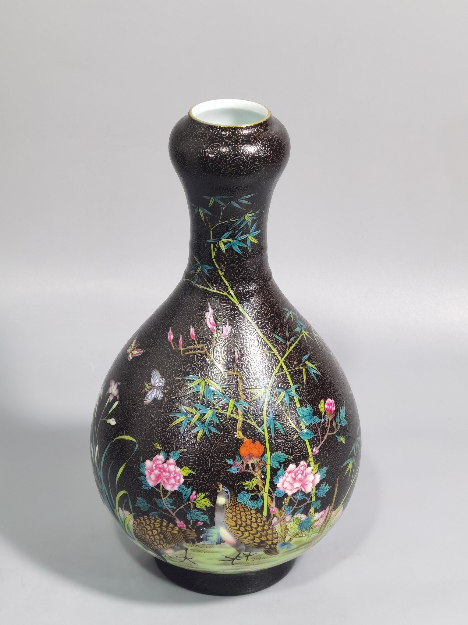 Qing Dynasty Yongzheng black ground with flowers and pastels bamboo for peace garlic vase
