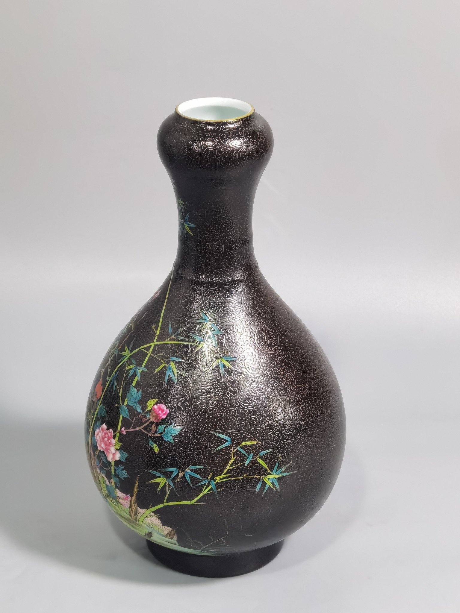 Qing Dynasty Yongzheng black ground with flowers and pastels bamboo for peace garlic vase