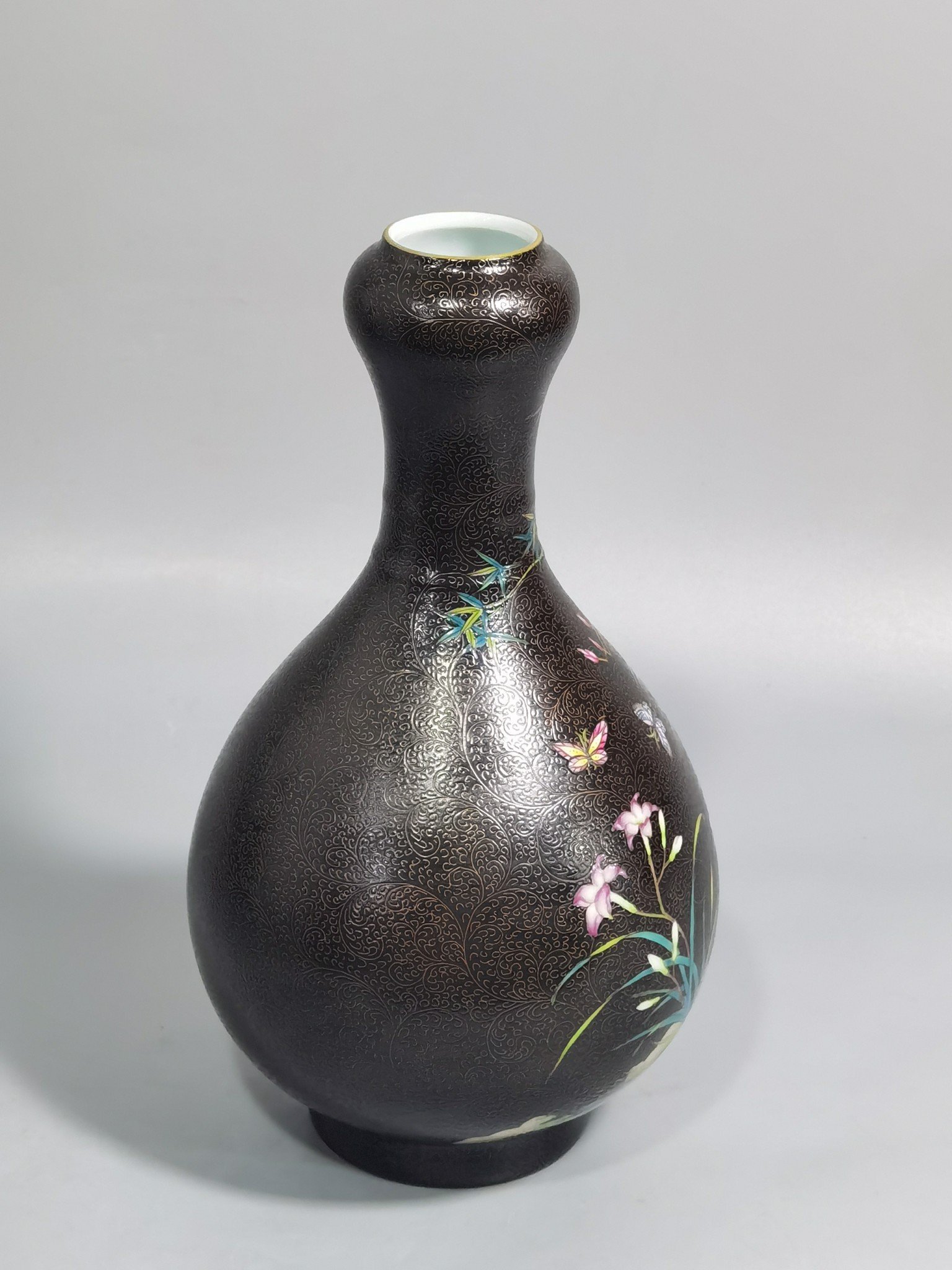 Qing Dynasty Yongzheng black ground with flowers and pastels bamboo for peace garlic vase