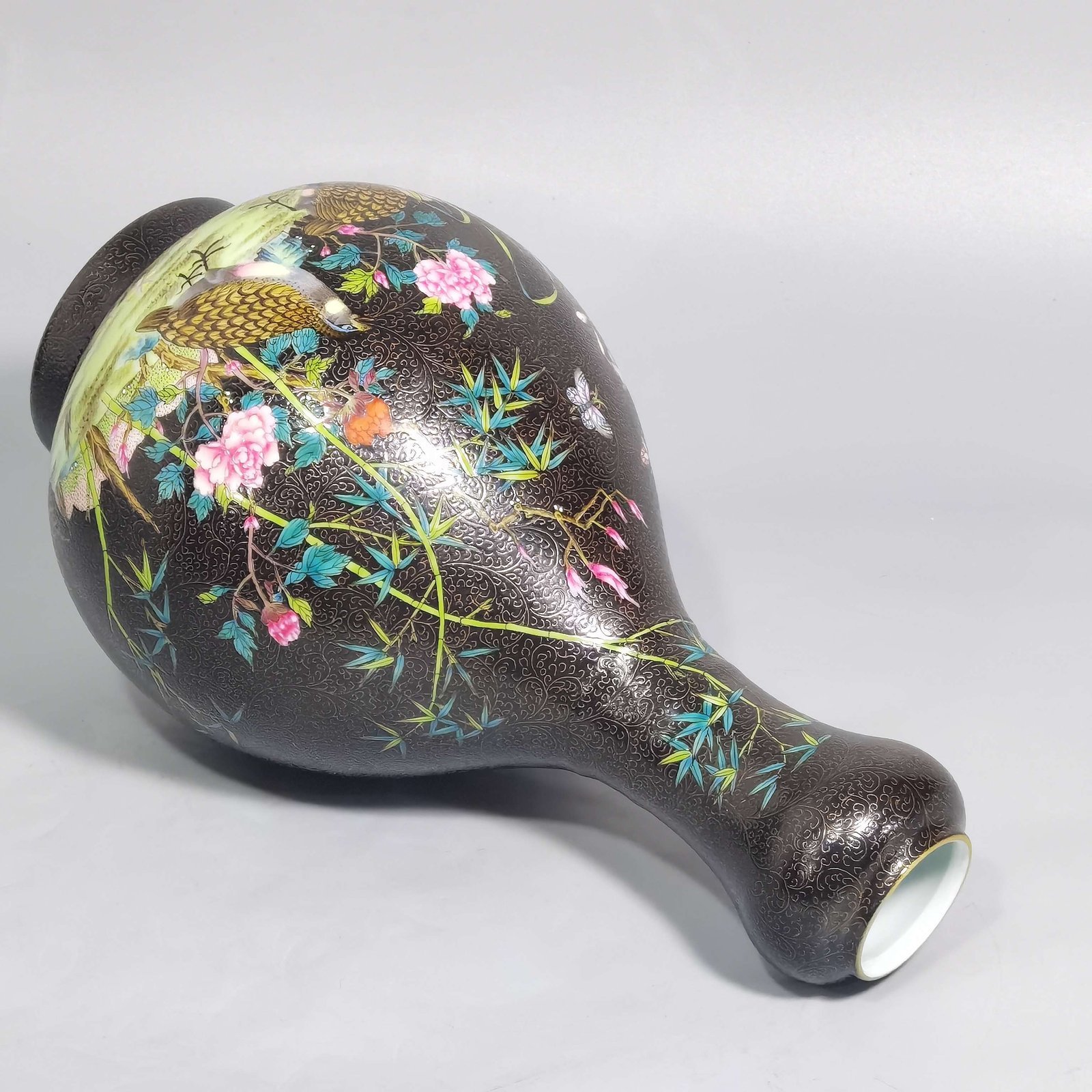 Qing Dynasty Yongzheng black ground with flowers and pastels bamboo for peace garlic vase