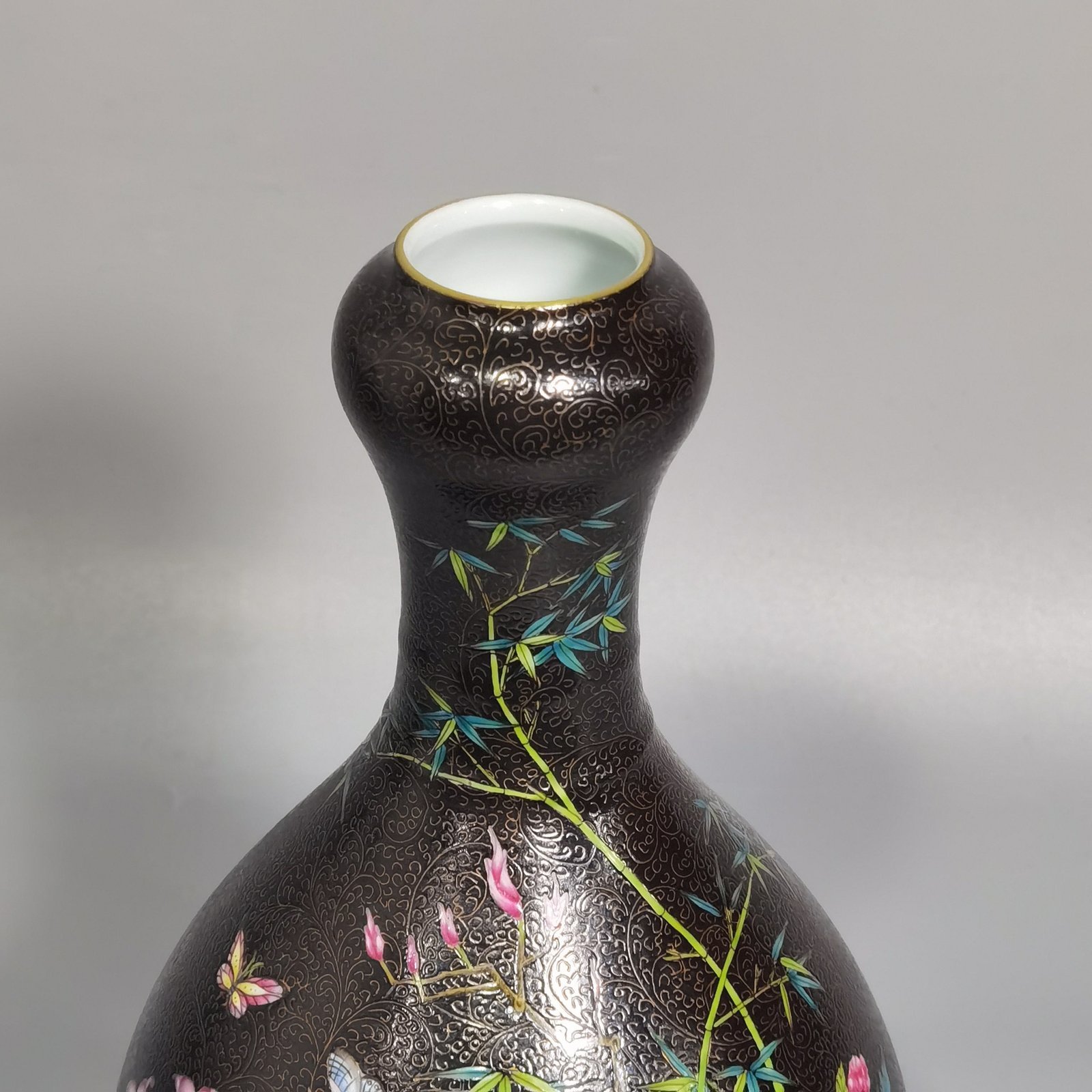 Qing Dynasty Yongzheng black ground with flowers and pastels bamboo for peace garlic vase