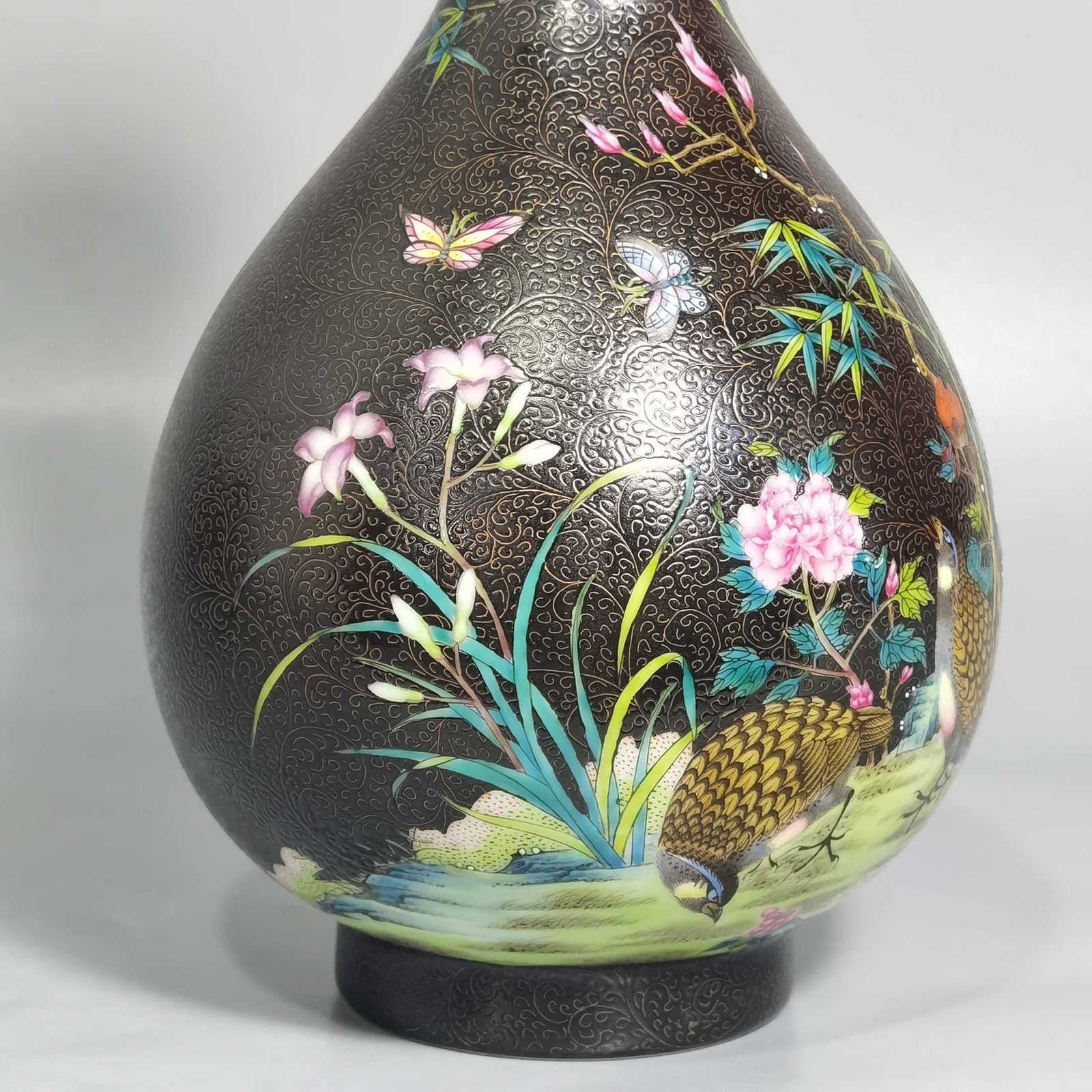 Qing Dynasty Yongzheng black ground with flowers and pastels bamboo for peace garlic vase