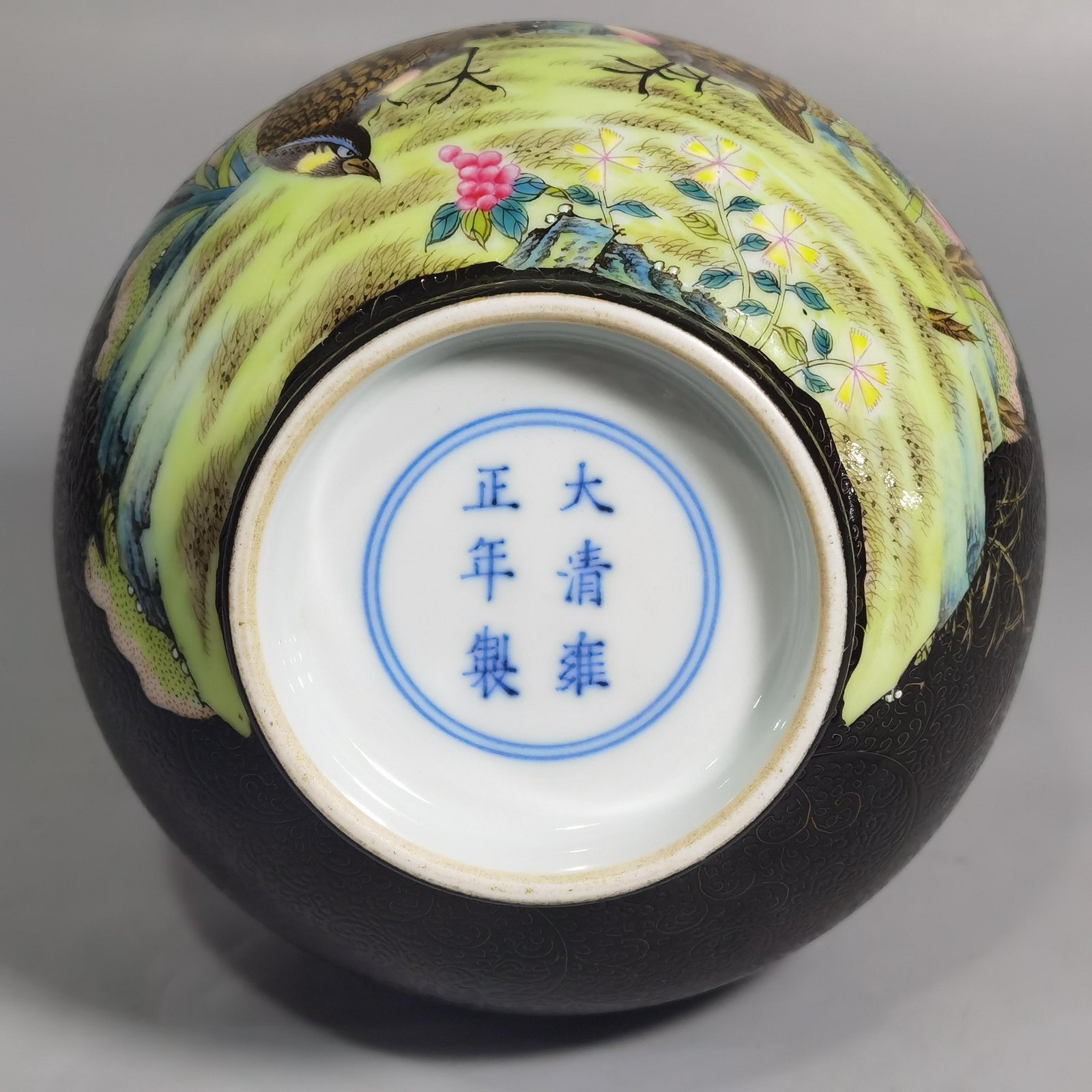 Qing Dynasty Yongzheng black ground with flowers and pastels bamboo for peace garlic vase