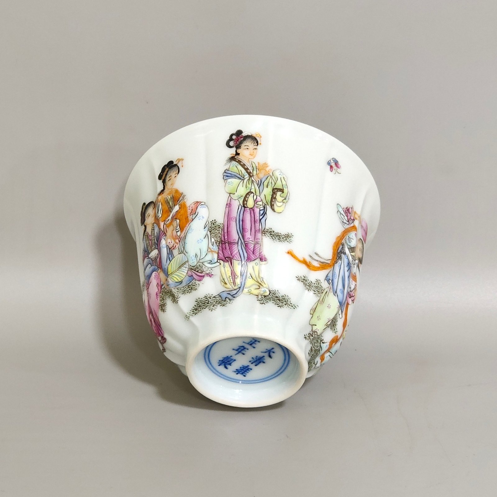 Qing Dynasty Yongzheng figures and ladies pictures and poems on the melon cup