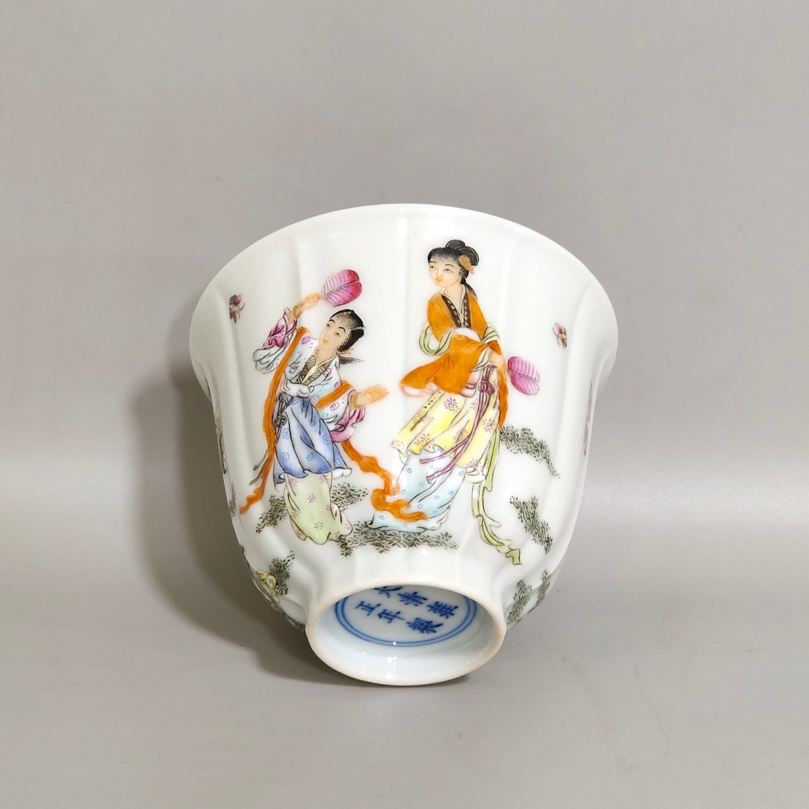 Qing Dynasty Yongzheng figures and ladies pictures and poems on the melon cup
