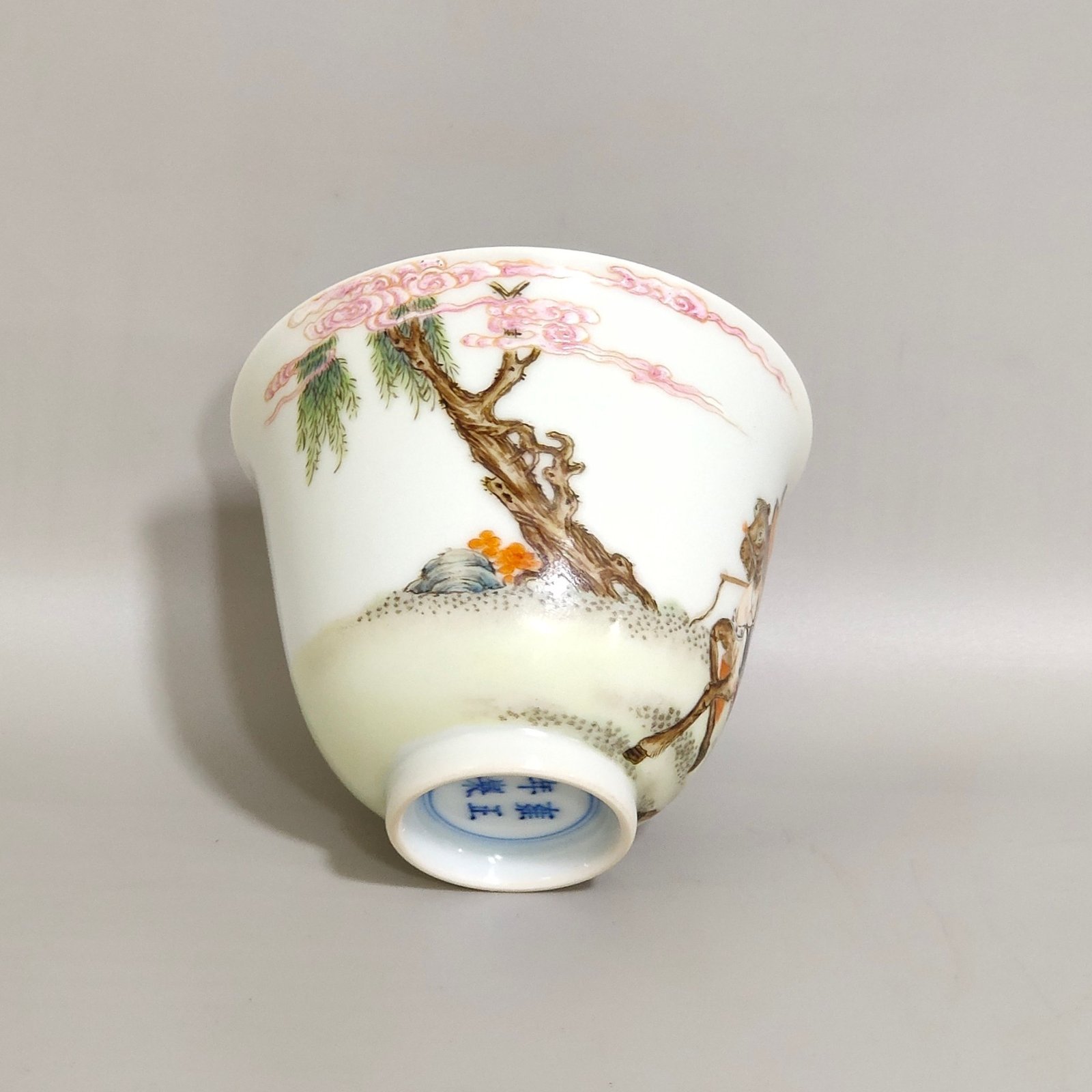 Qing Dynasty Yongzheng character story cup