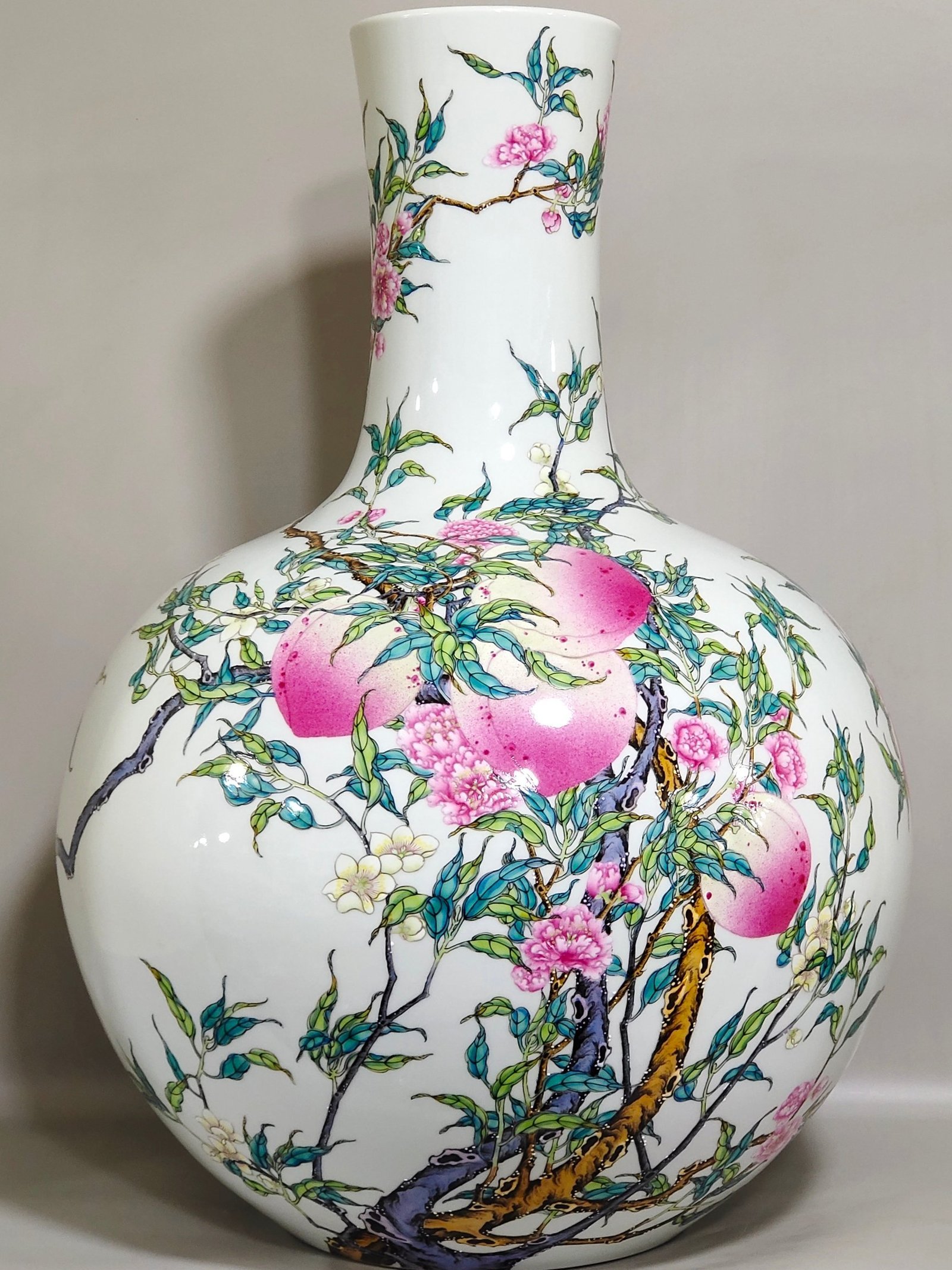 Qing Dynasty Yongzheng Eight Peach Celestial Ball Vase