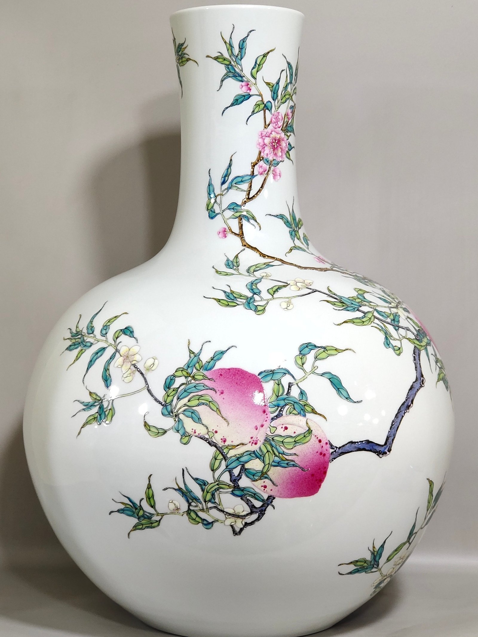 Qing Dynasty Yongzheng Eight Peach Celestial Ball Vase