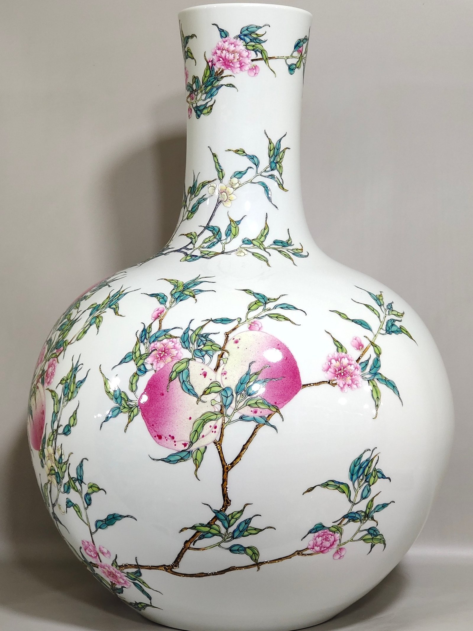 Qing Dynasty Yongzheng Eight Peach Celestial Ball Vase