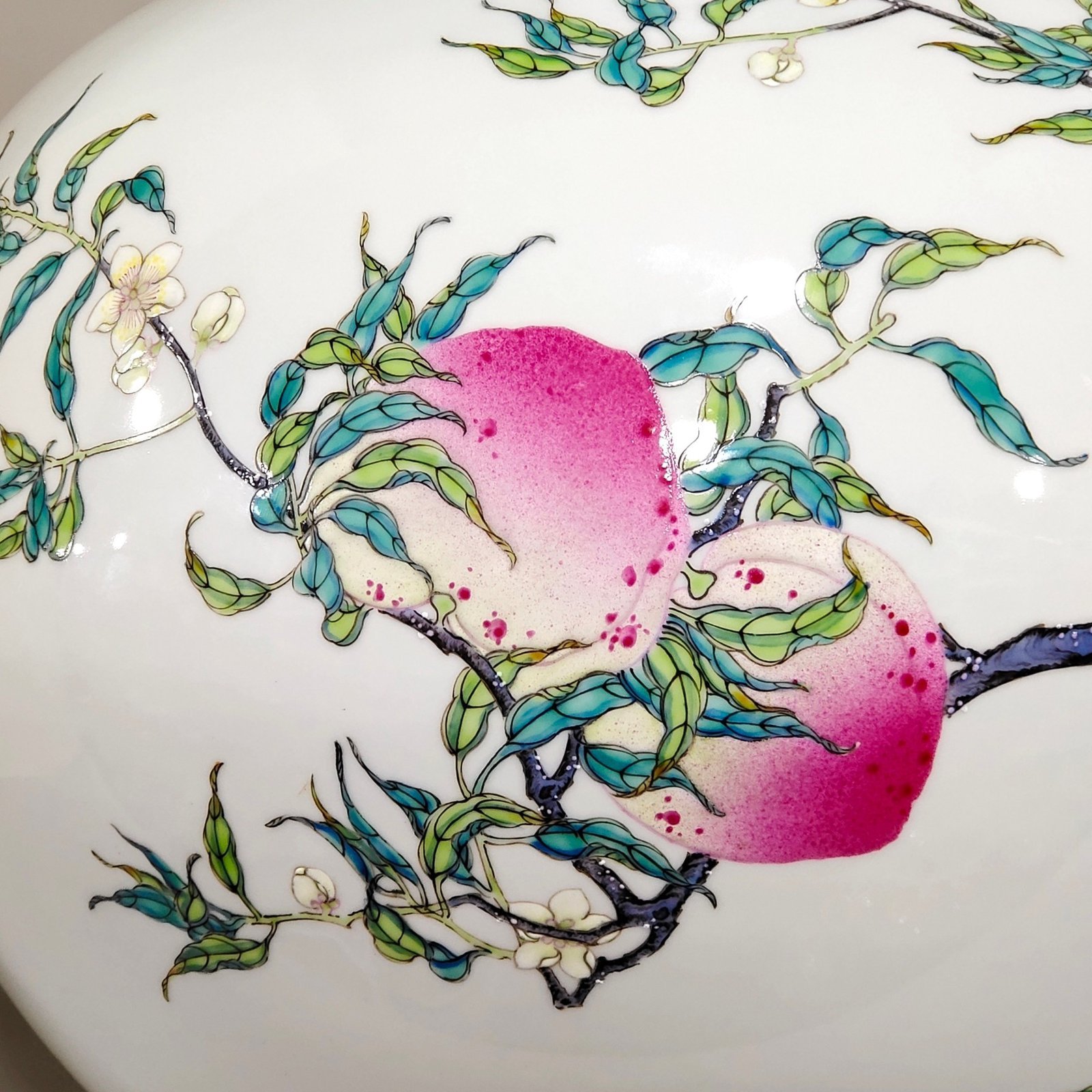 Qing Dynasty Yongzheng Eight Peach Celestial Ball Vase