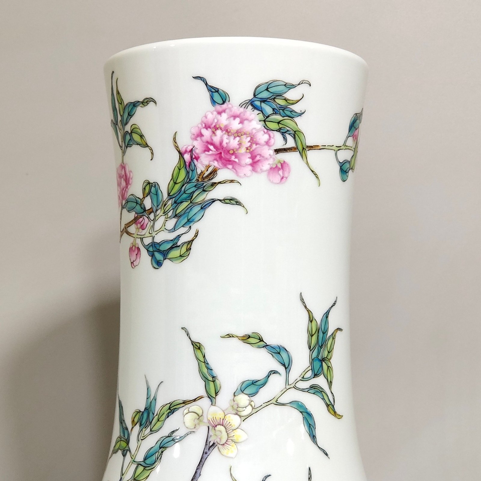 Qing Dynasty Yongzheng Eight Peach Celestial Ball Vase
