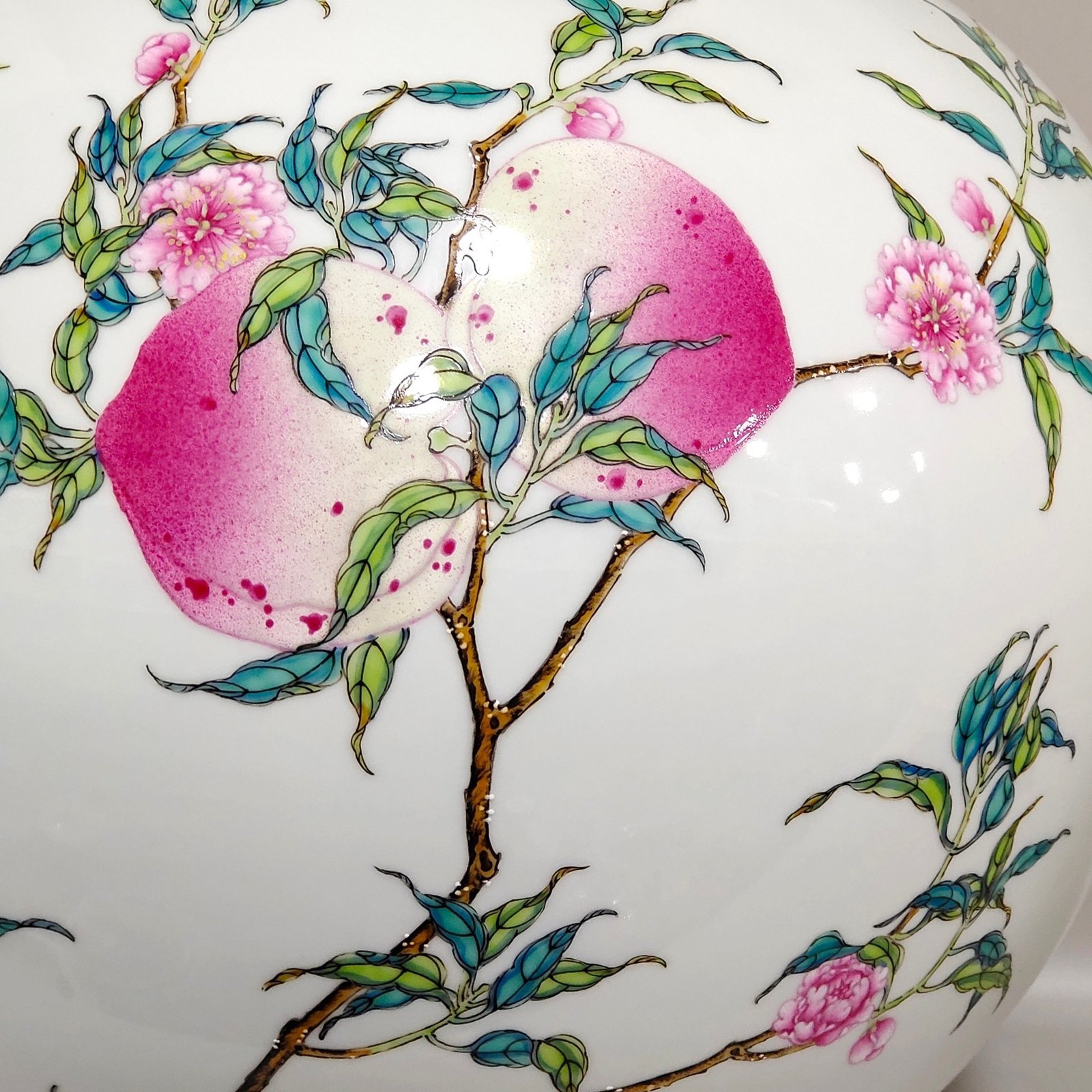 Qing Dynasty Yongzheng Eight Peach Celestial Ball Vase