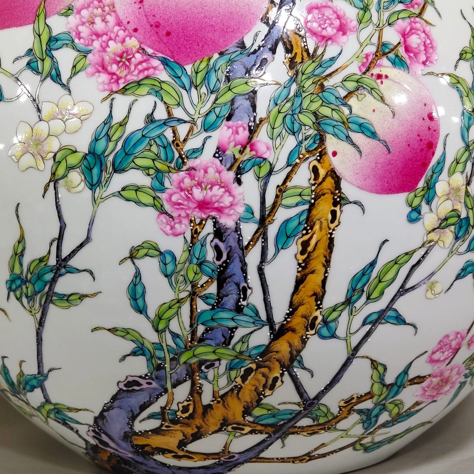 Qing Dynasty Yongzheng Eight Peach Celestial Ball Vase