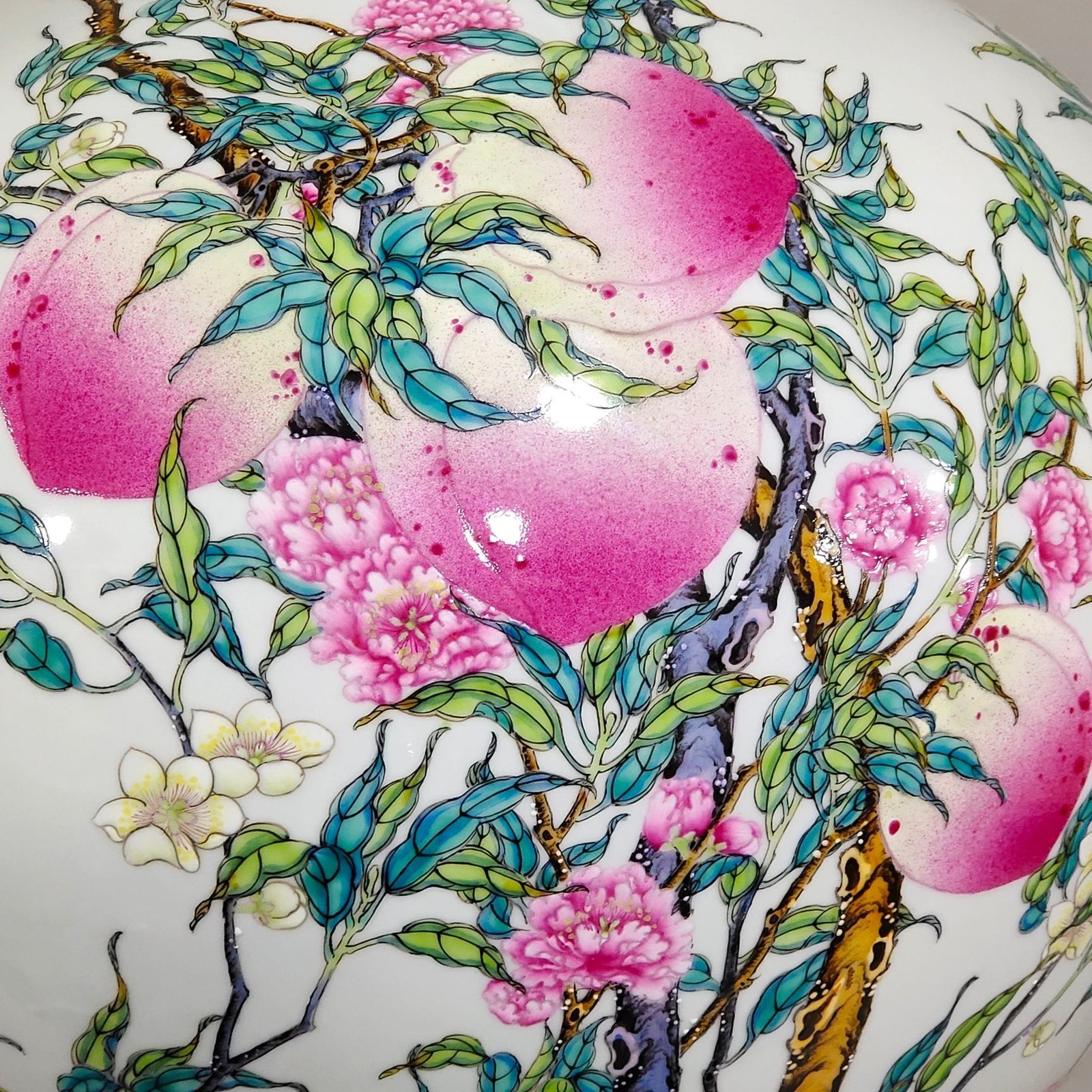 Qing Dynasty Yongzheng Eight Peach Celestial Ball Vase