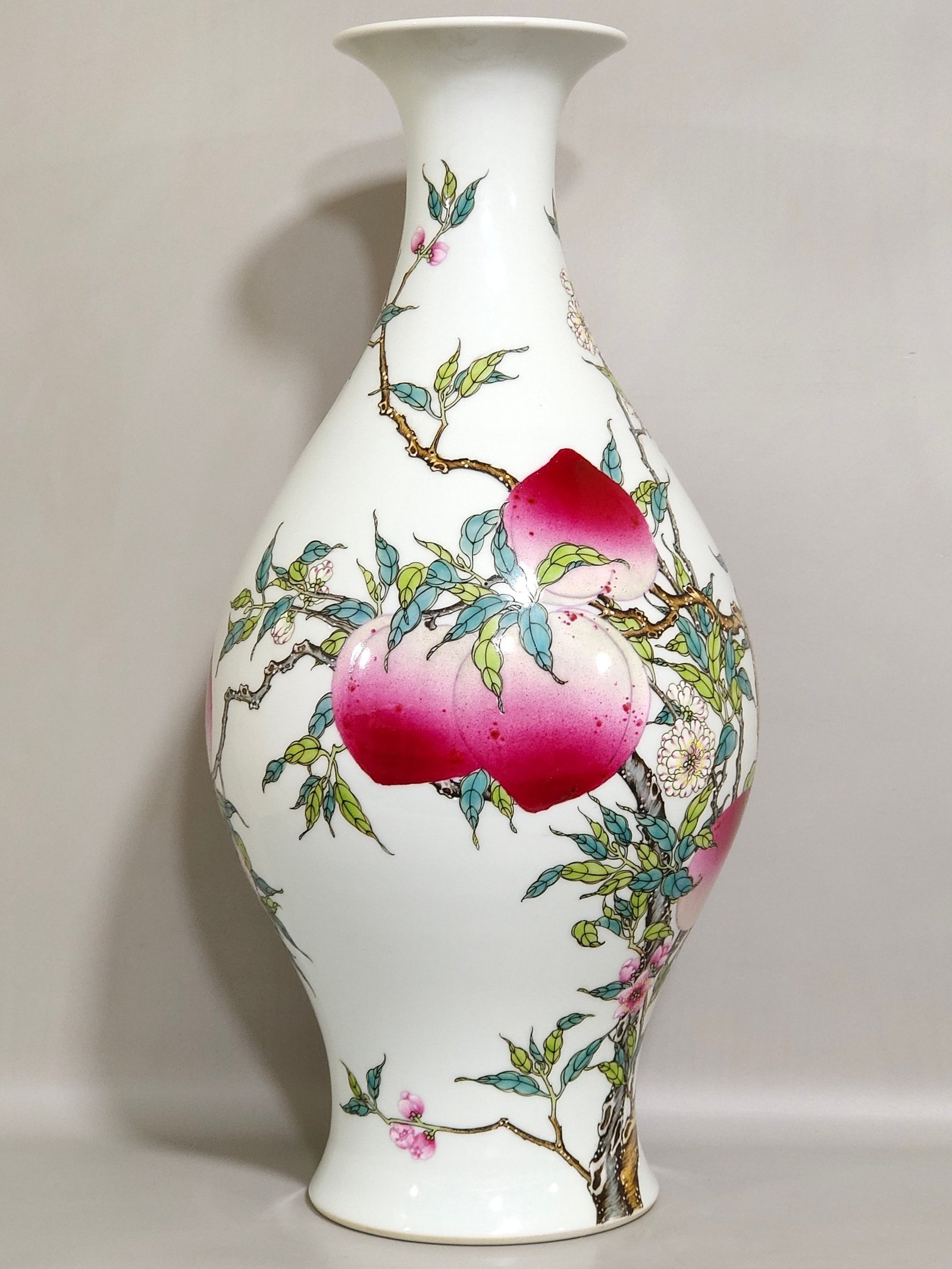 Qing Dynasty Yongzheng eight peach olive bottle