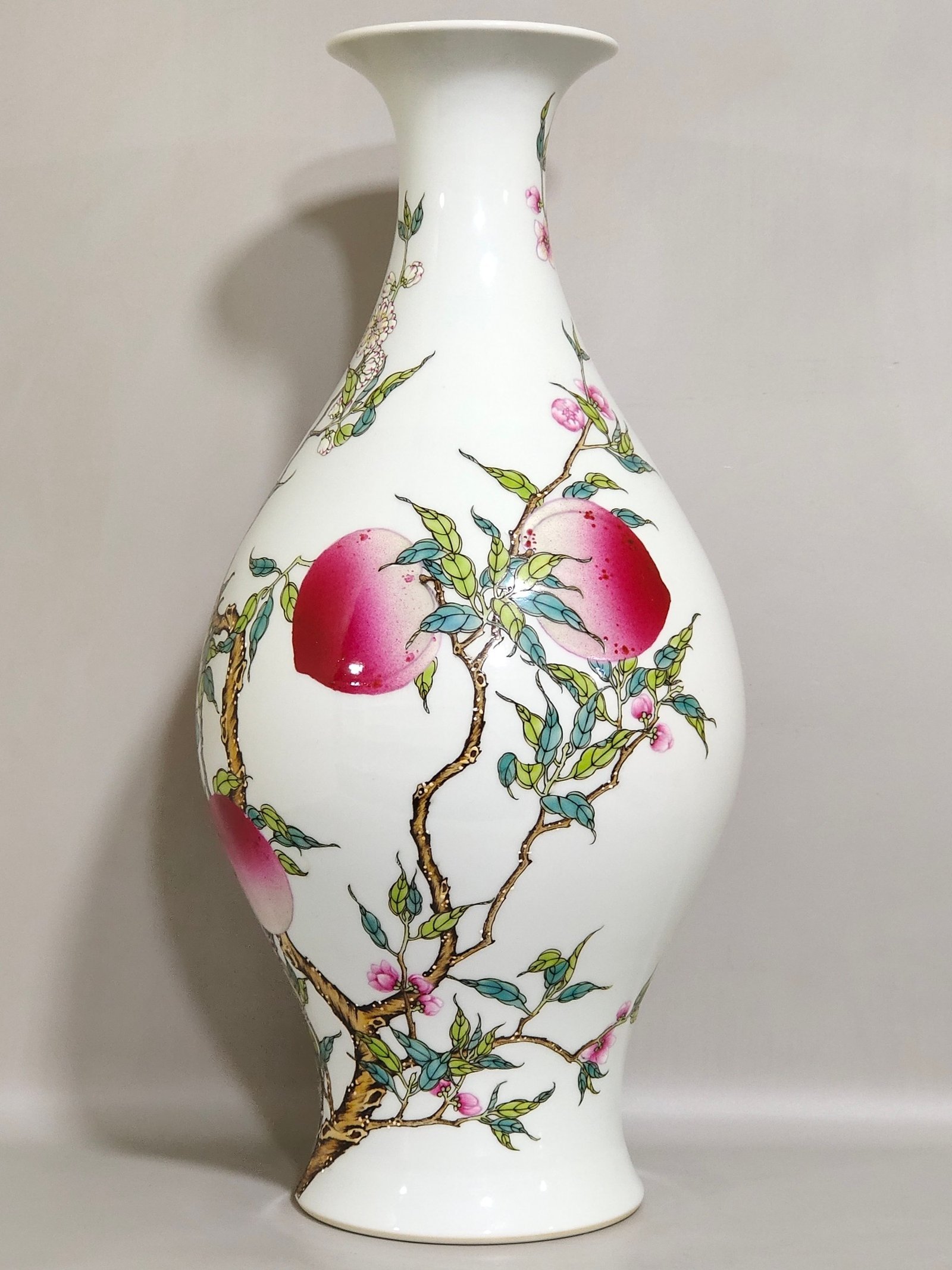 Qing Dynasty Yongzheng eight peach olive bottle