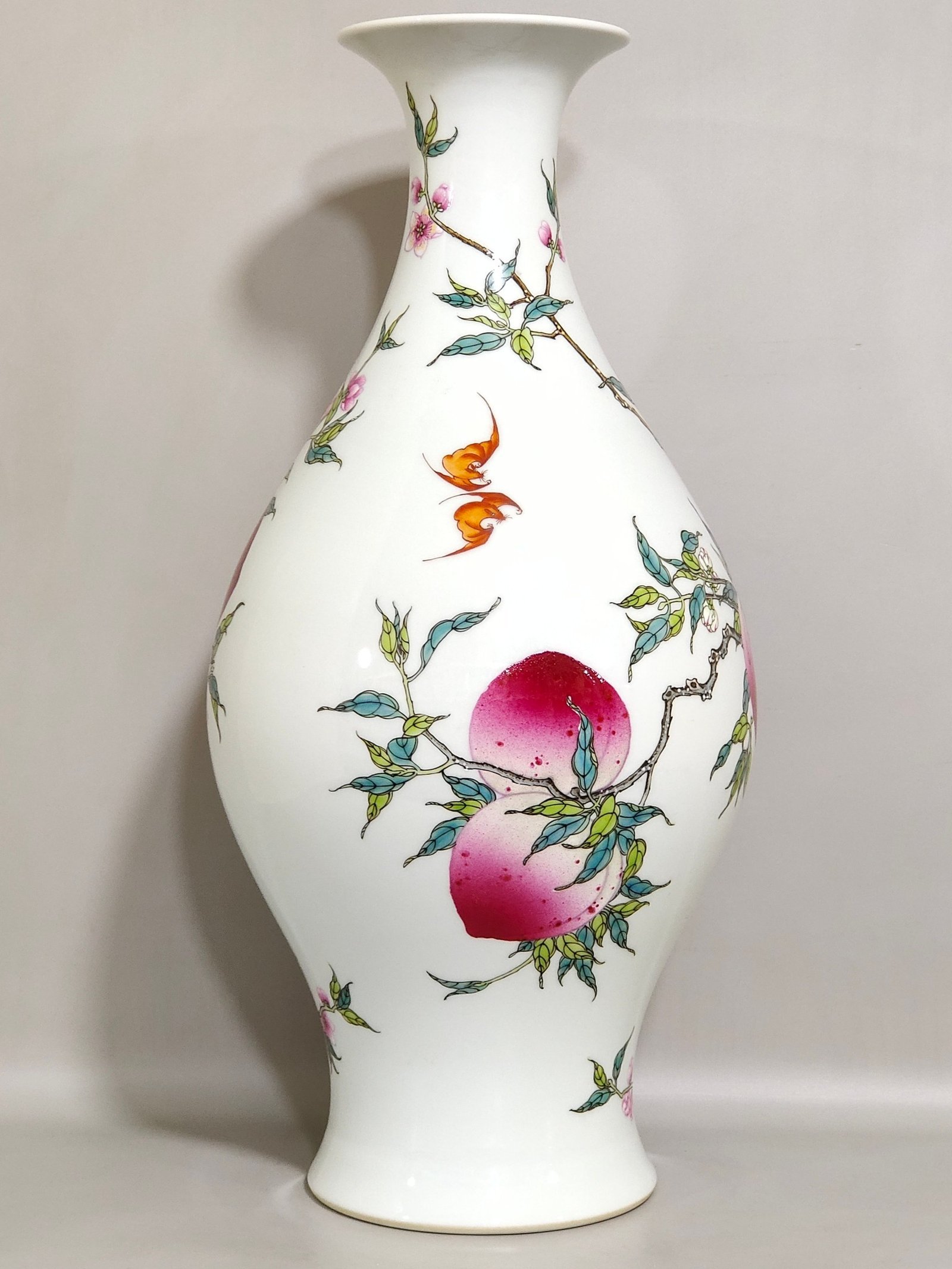 Qing Dynasty Yongzheng eight peach olive bottle