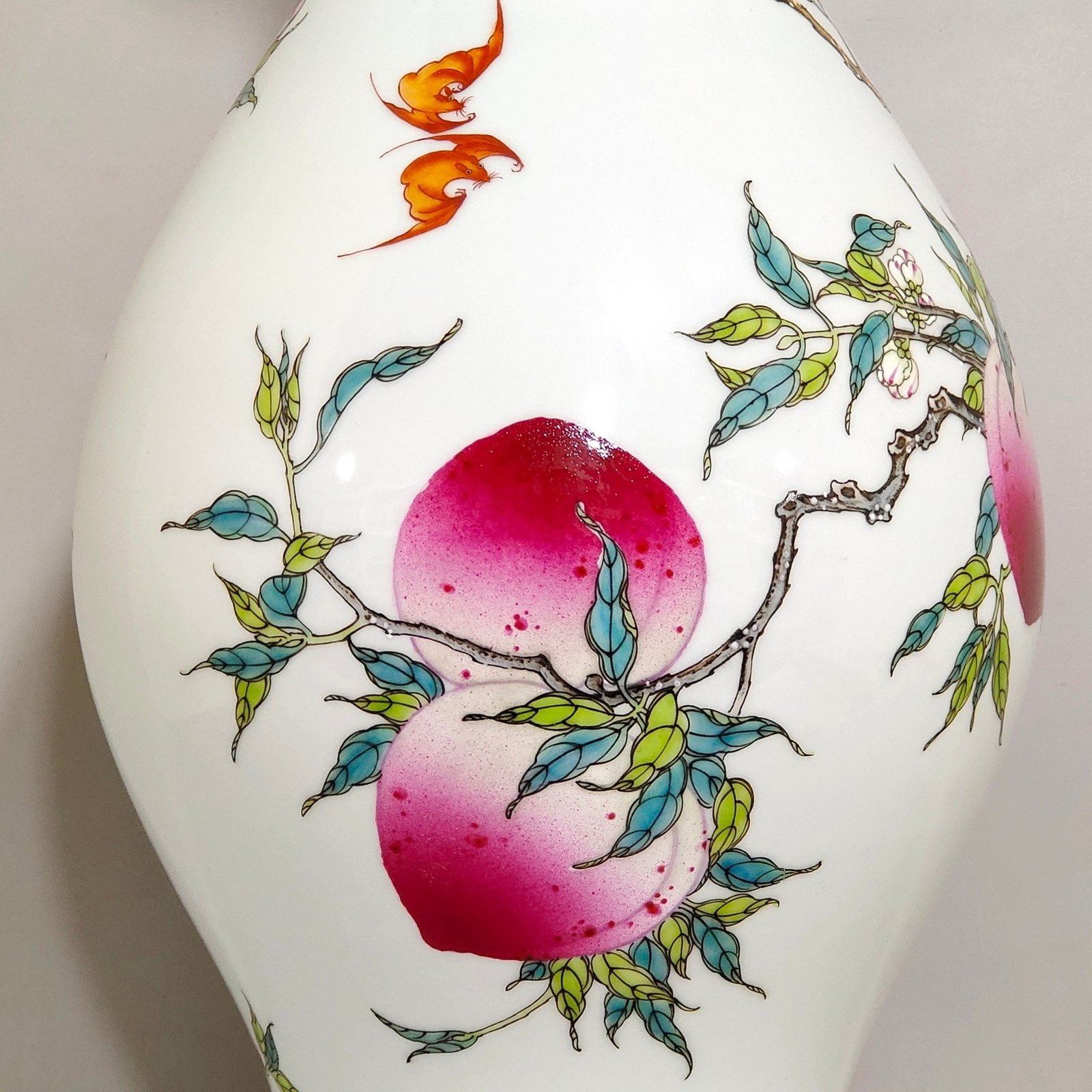 Qing Dynasty Yongzheng eight peach olive bottle