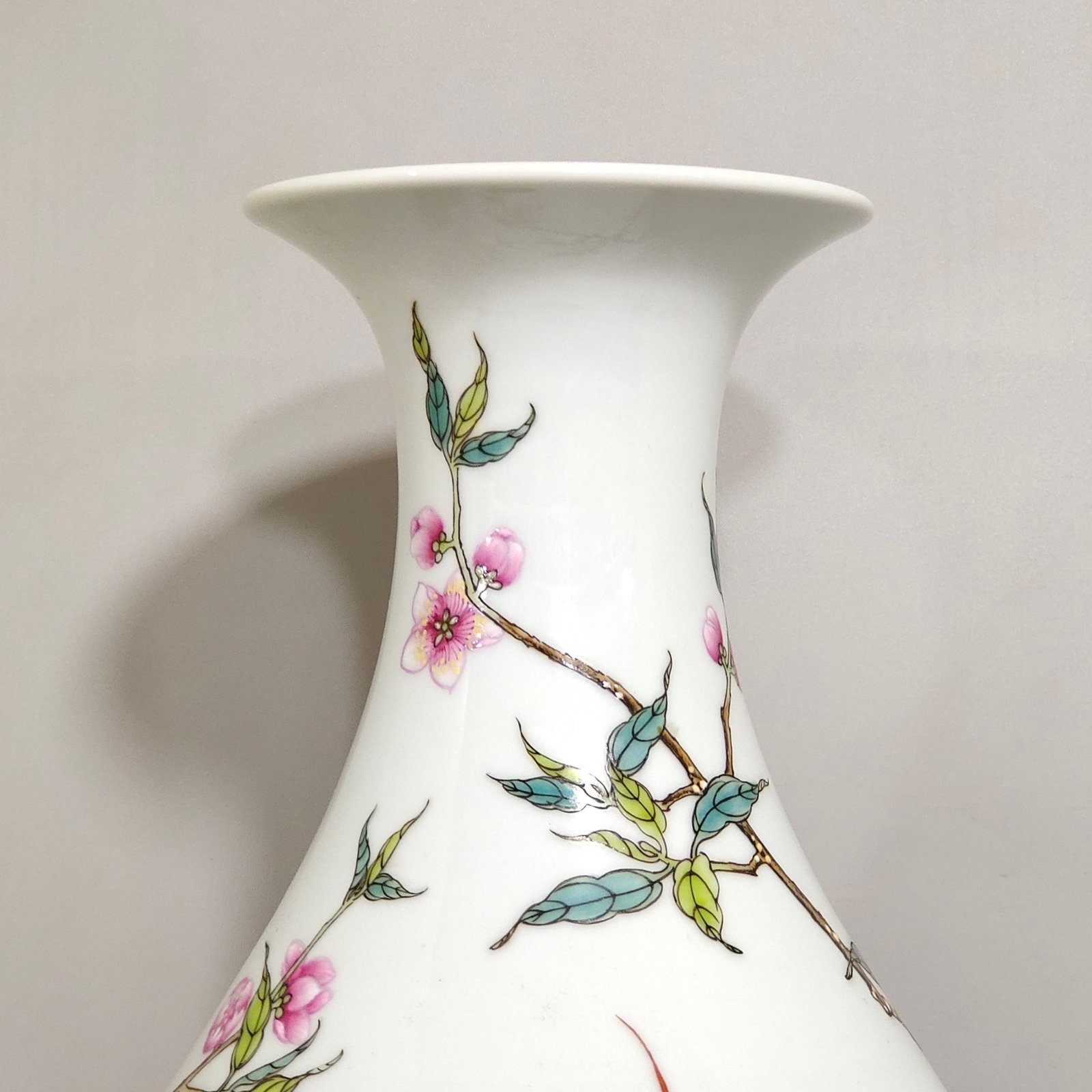 Qing Dynasty Yongzheng eight peach olive bottle