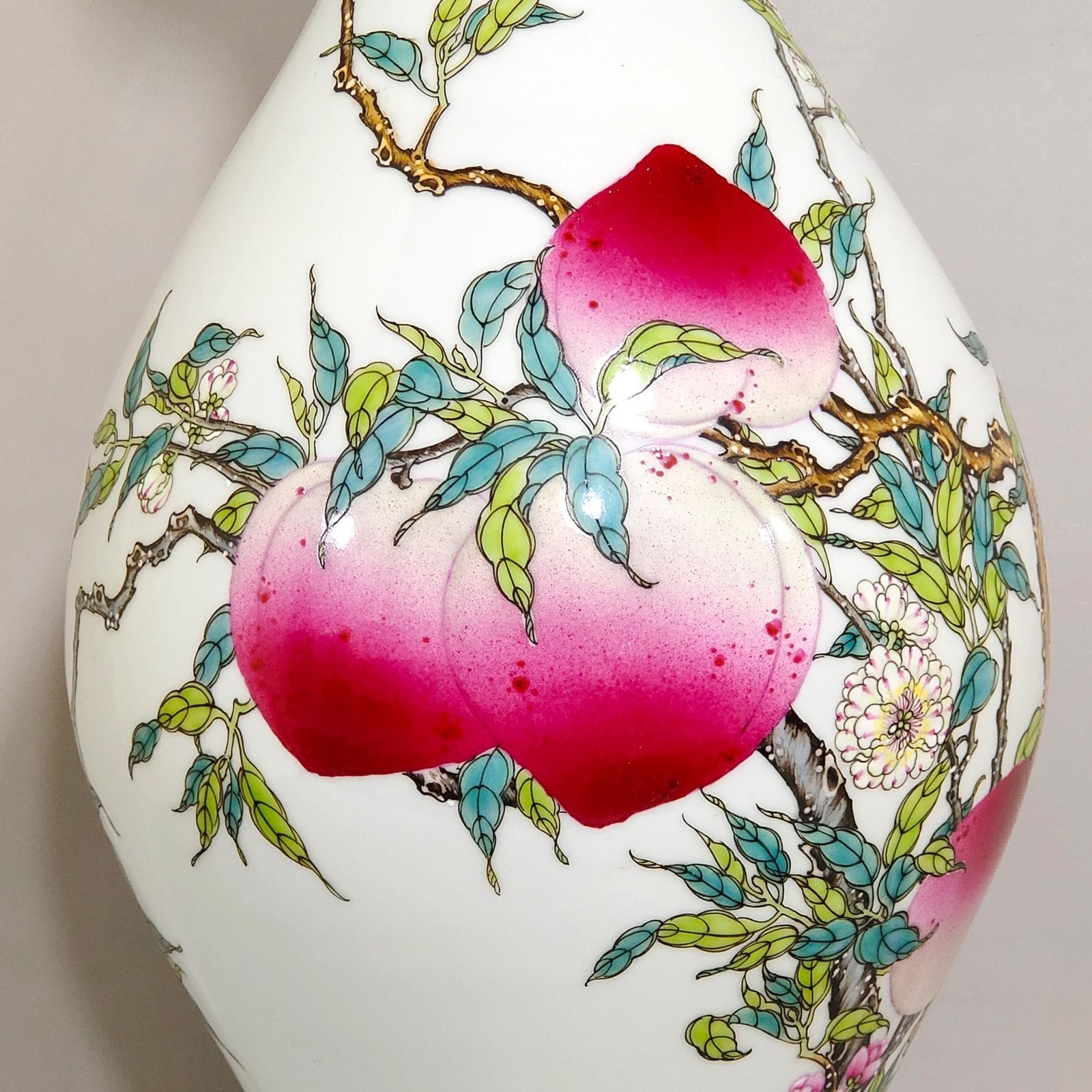 Qing Dynasty Yongzheng eight peach olive bottle