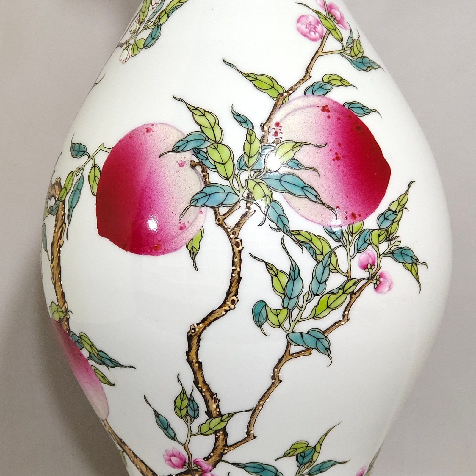 Qing Dynasty Yongzheng eight peach olive bottle