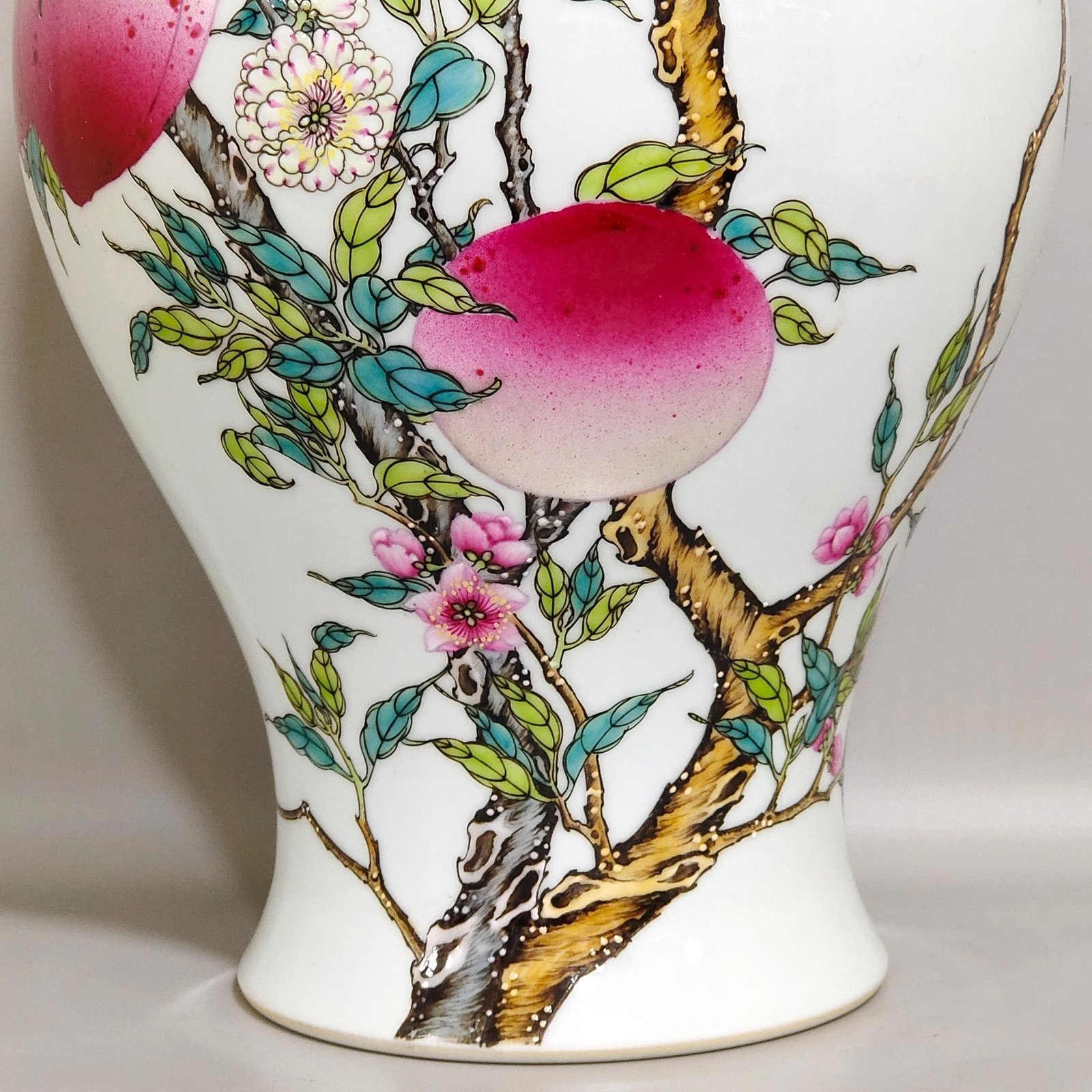 Qing Dynasty Yongzheng eight peach olive bottle