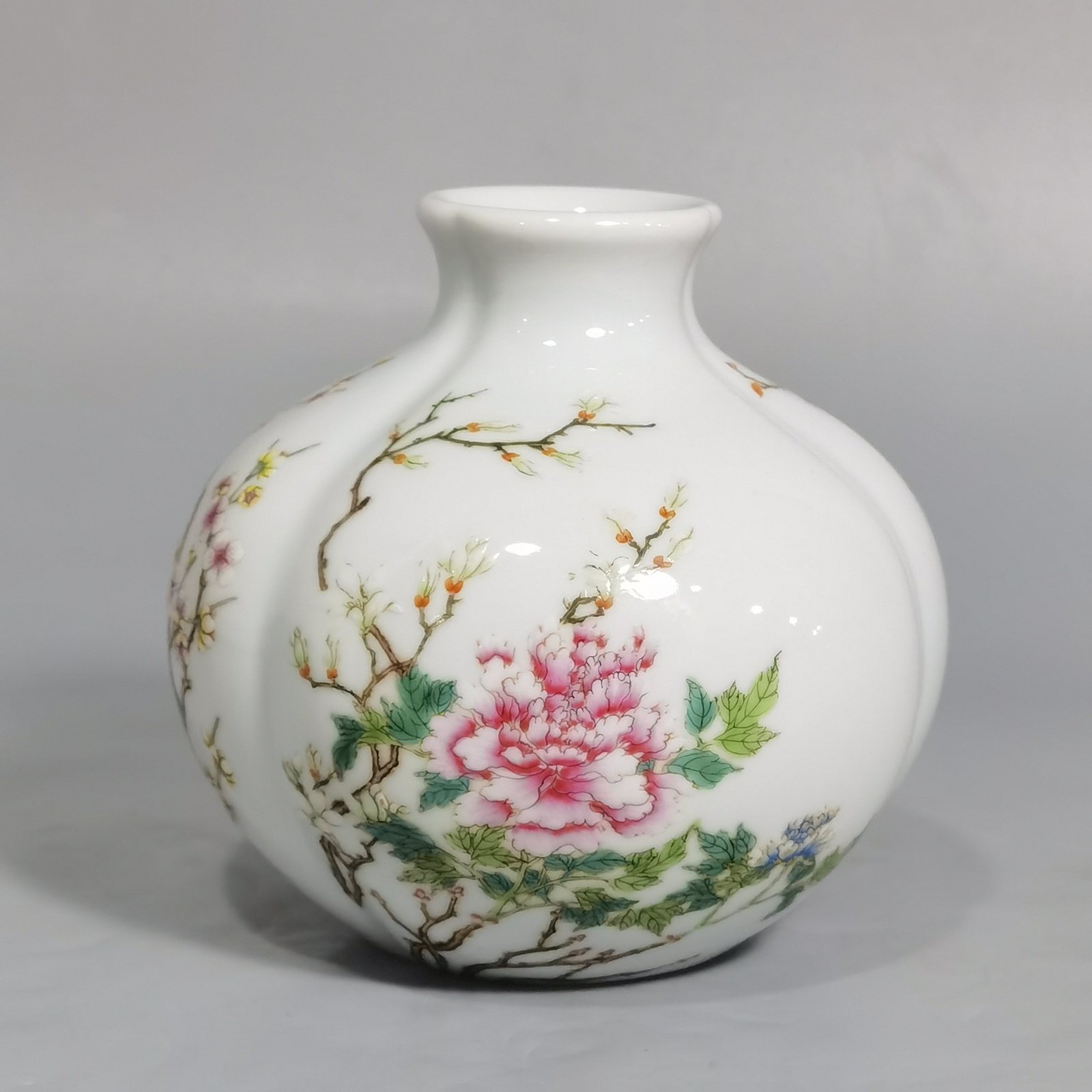 Qing Dynasty Yongzheng pastel flower and pomegranate statue