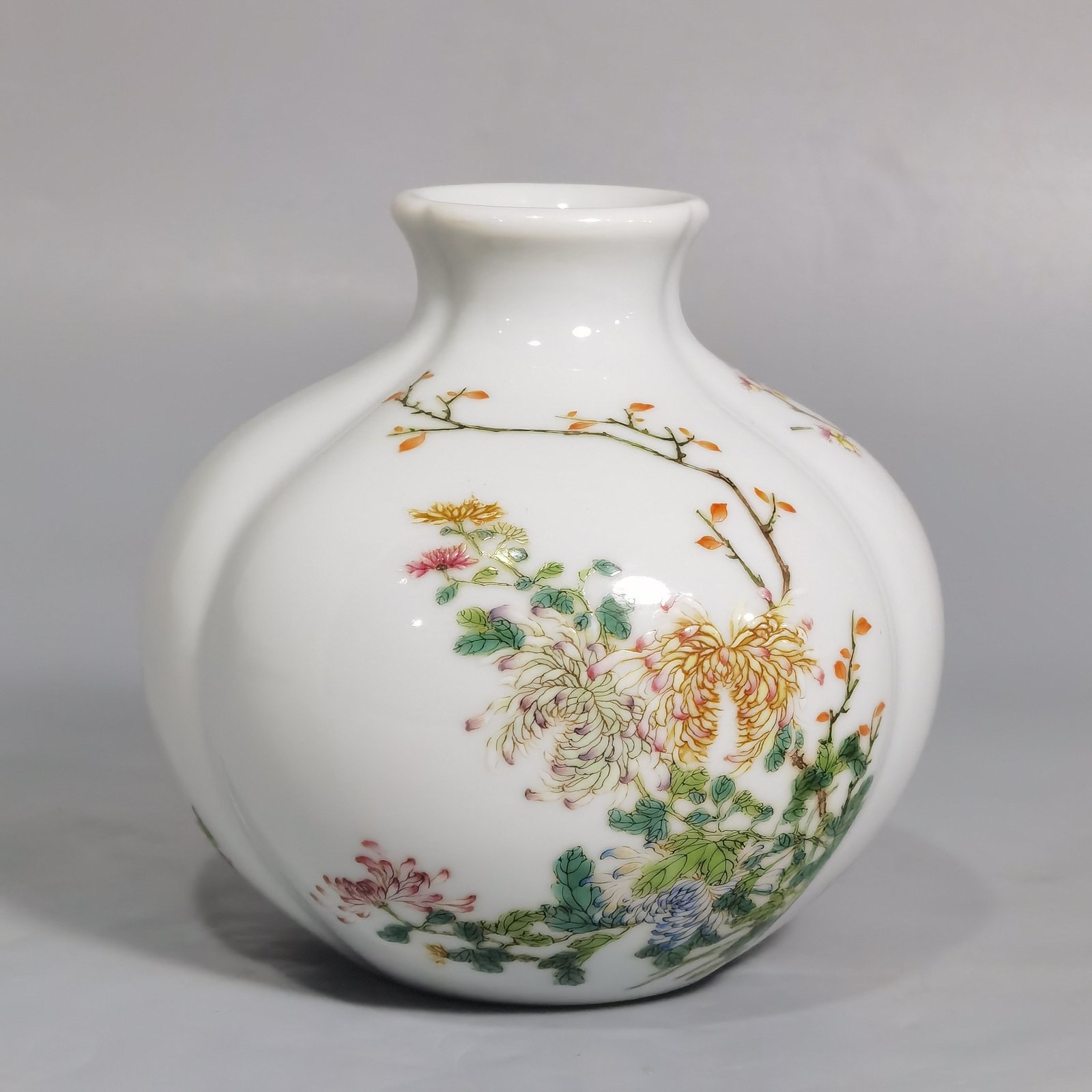 Qing Dynasty Yongzheng pastel flower and pomegranate statue