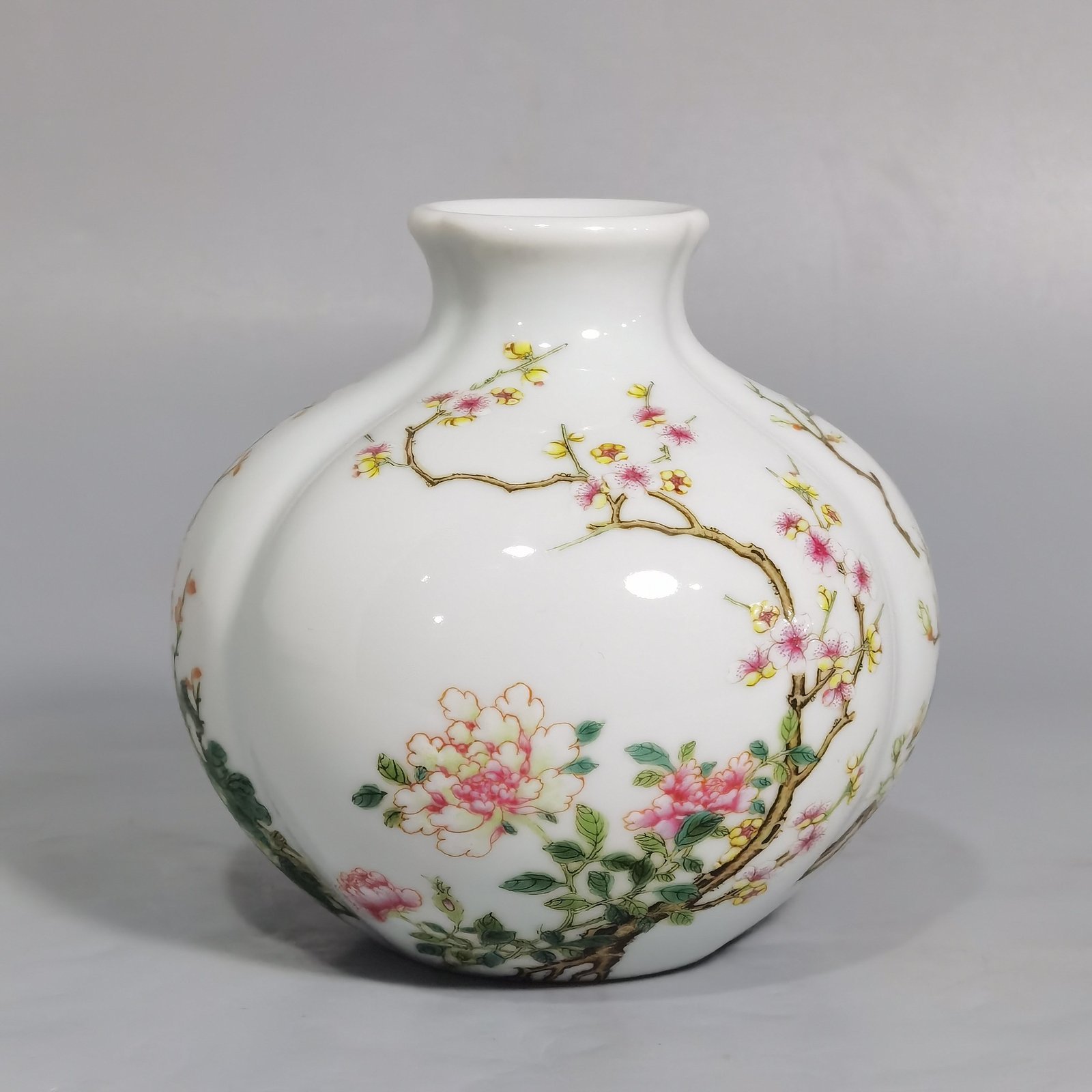 Qing Dynasty Yongzheng pastel flower and pomegranate statue