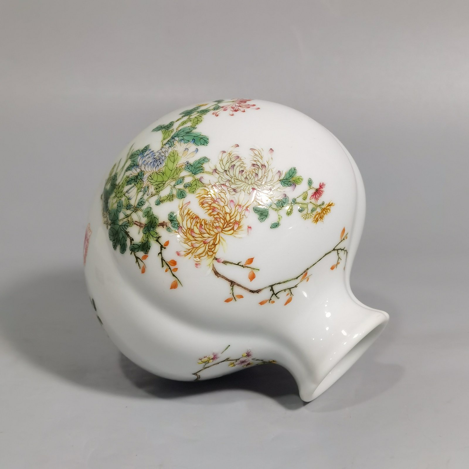 Qing Dynasty Yongzheng pastel flower and pomegranate statue