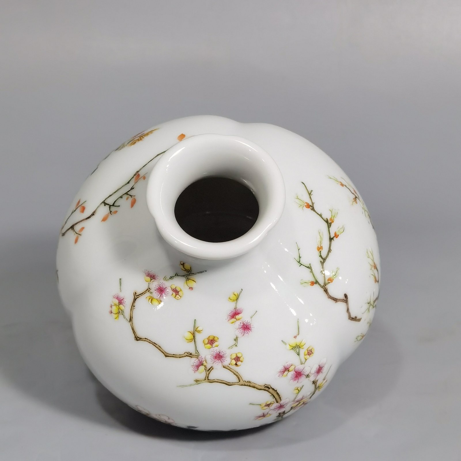 Qing Dynasty Yongzheng pastel flower and pomegranate statue