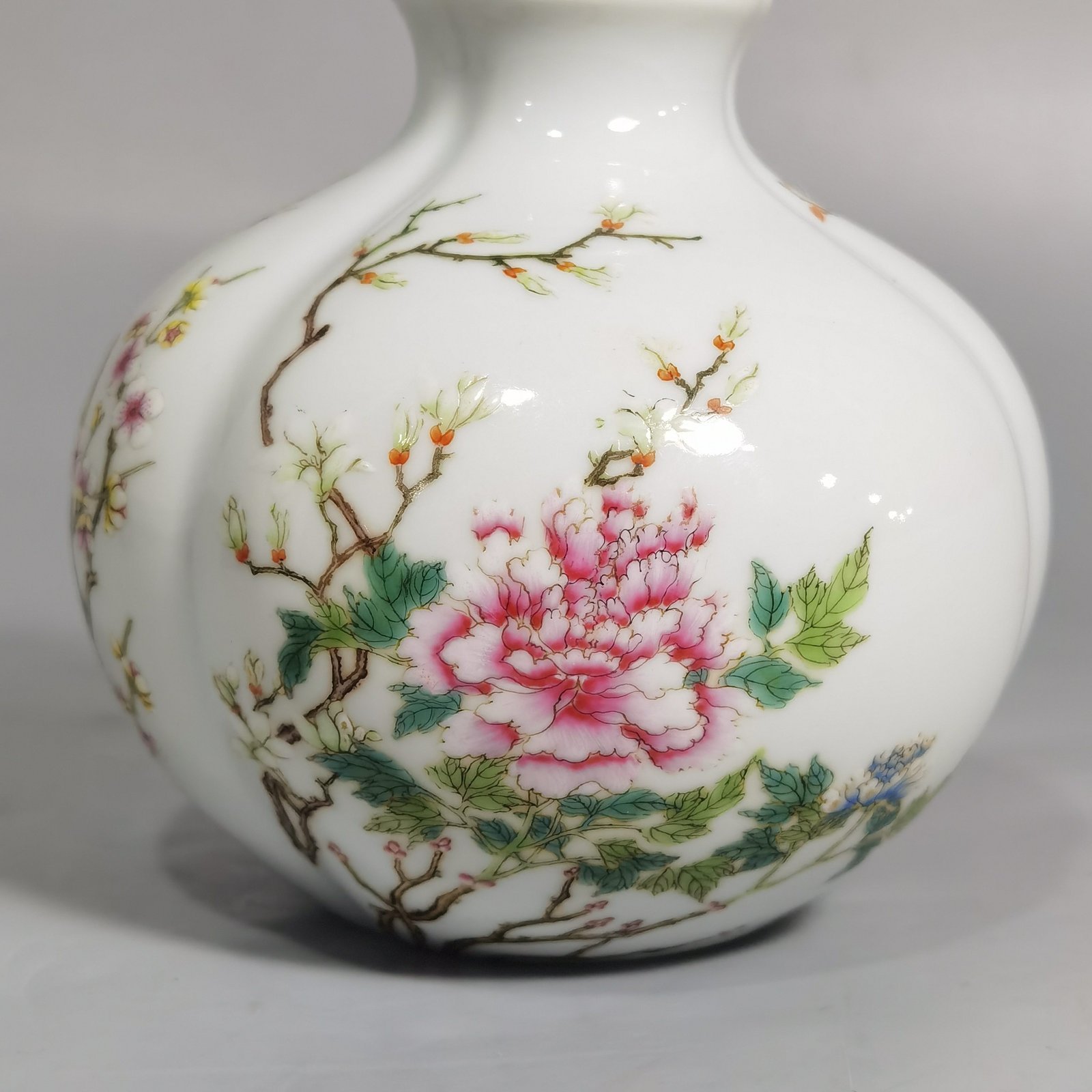 Qing Dynasty Yongzheng pastel flower and pomegranate statue