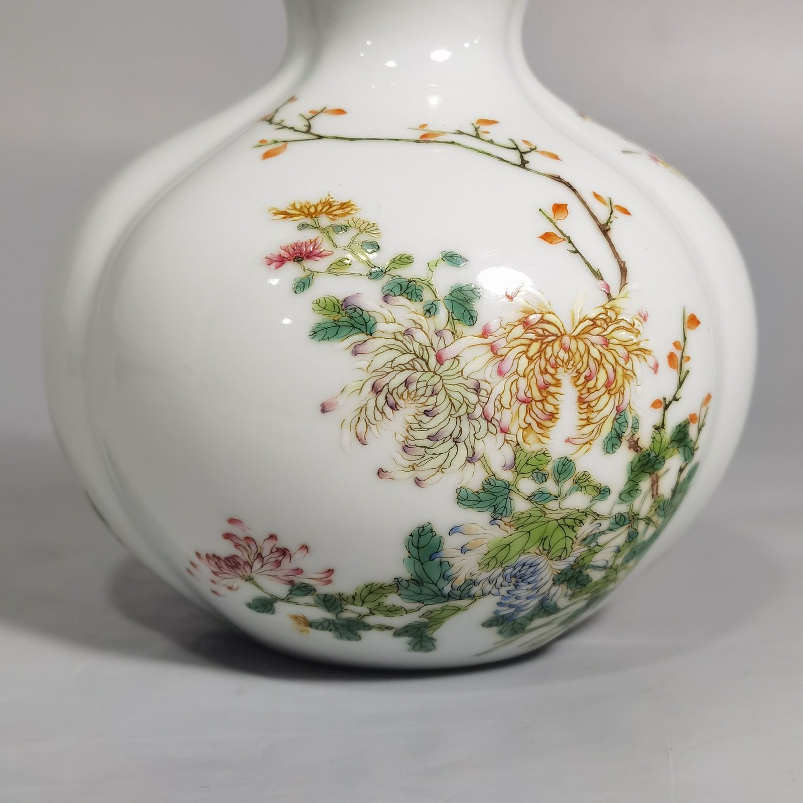 Qing Dynasty Yongzheng pastel flower and pomegranate statue