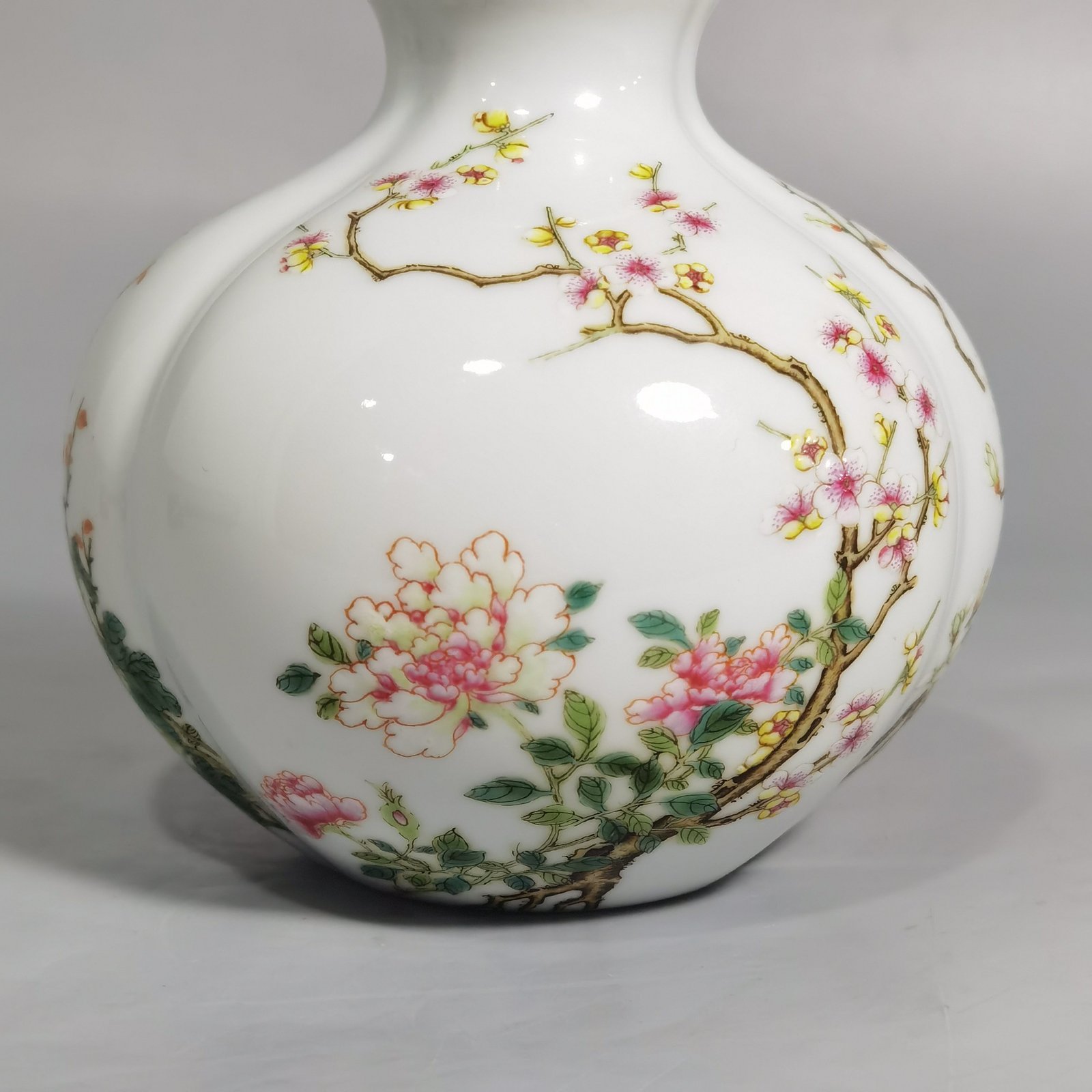 Qing Dynasty Yongzheng pastel flower and pomegranate statue
