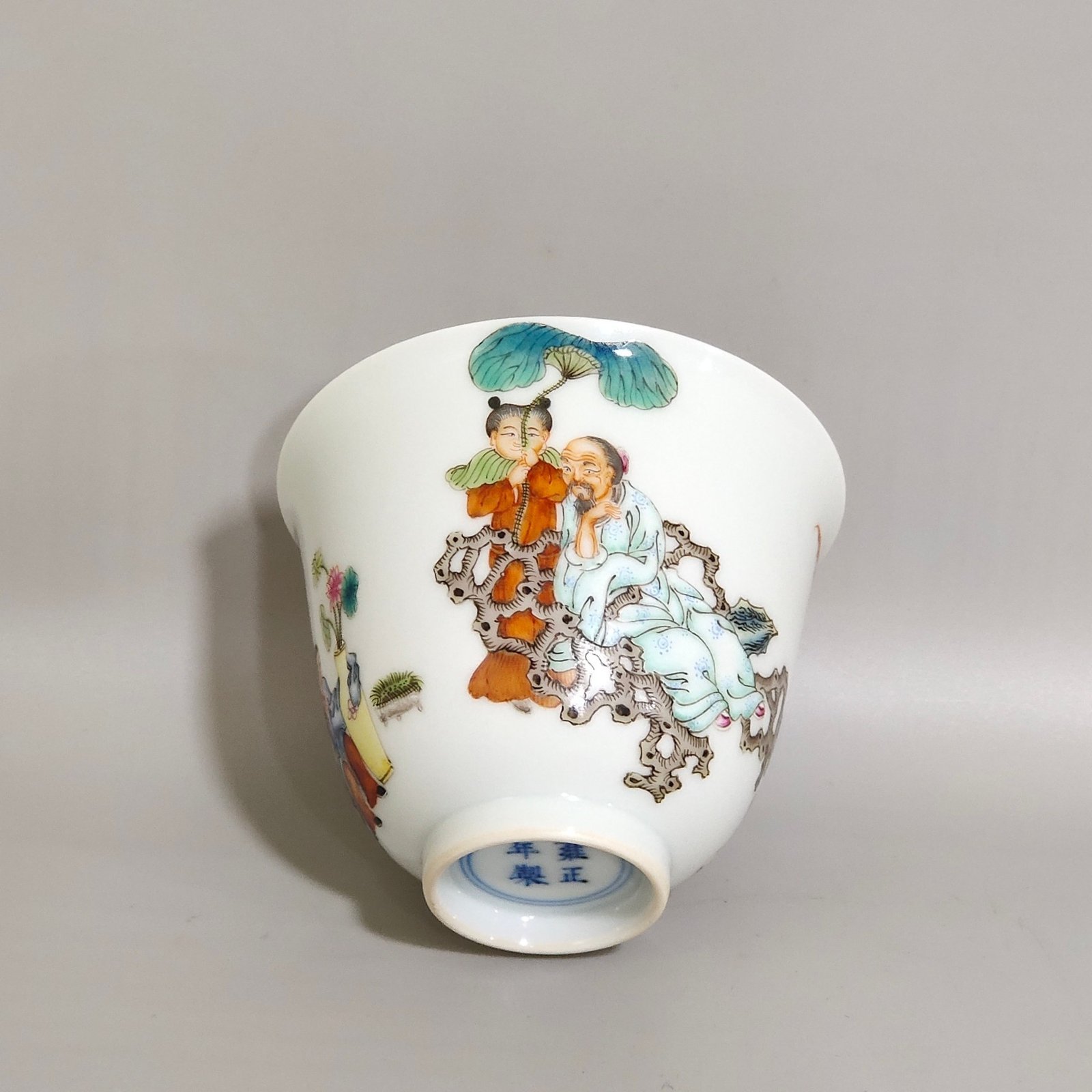 Qing Dynasty Yongzheng character story cup with lotus pattern