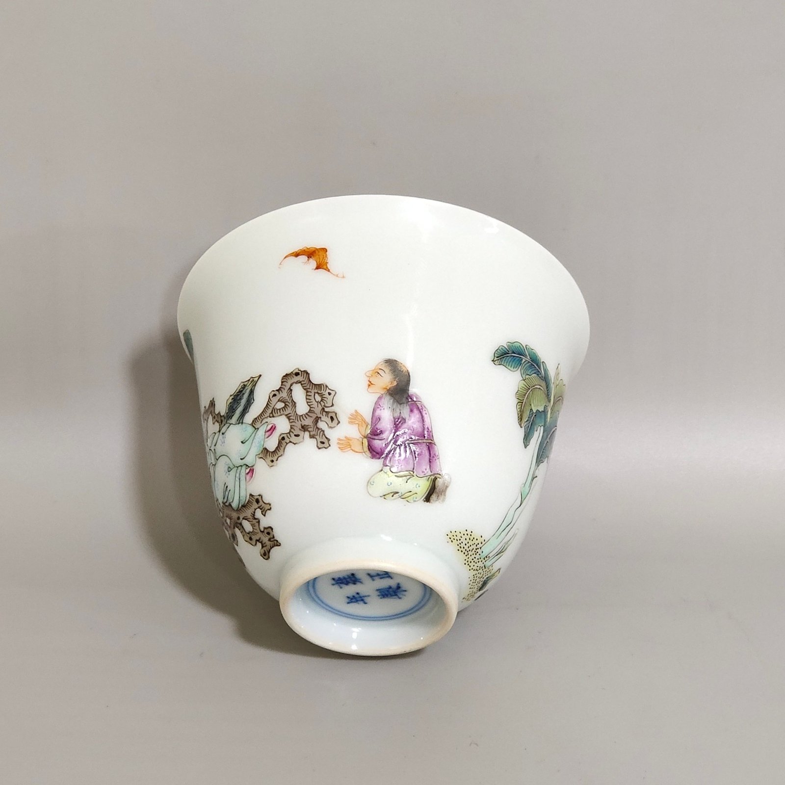 Qing Dynasty Yongzheng character story cup with lotus pattern