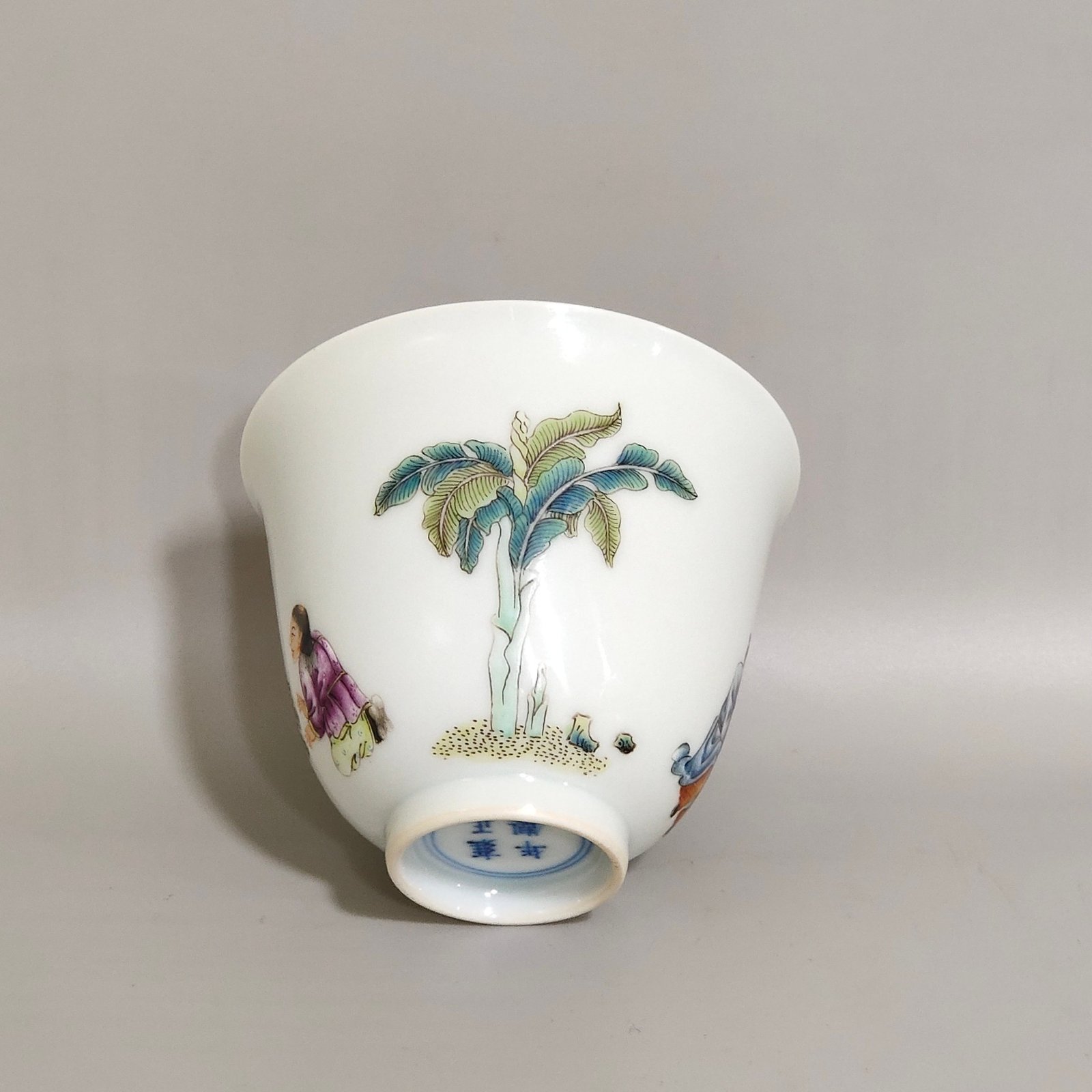 Qing Dynasty Yongzheng character story cup with lotus pattern