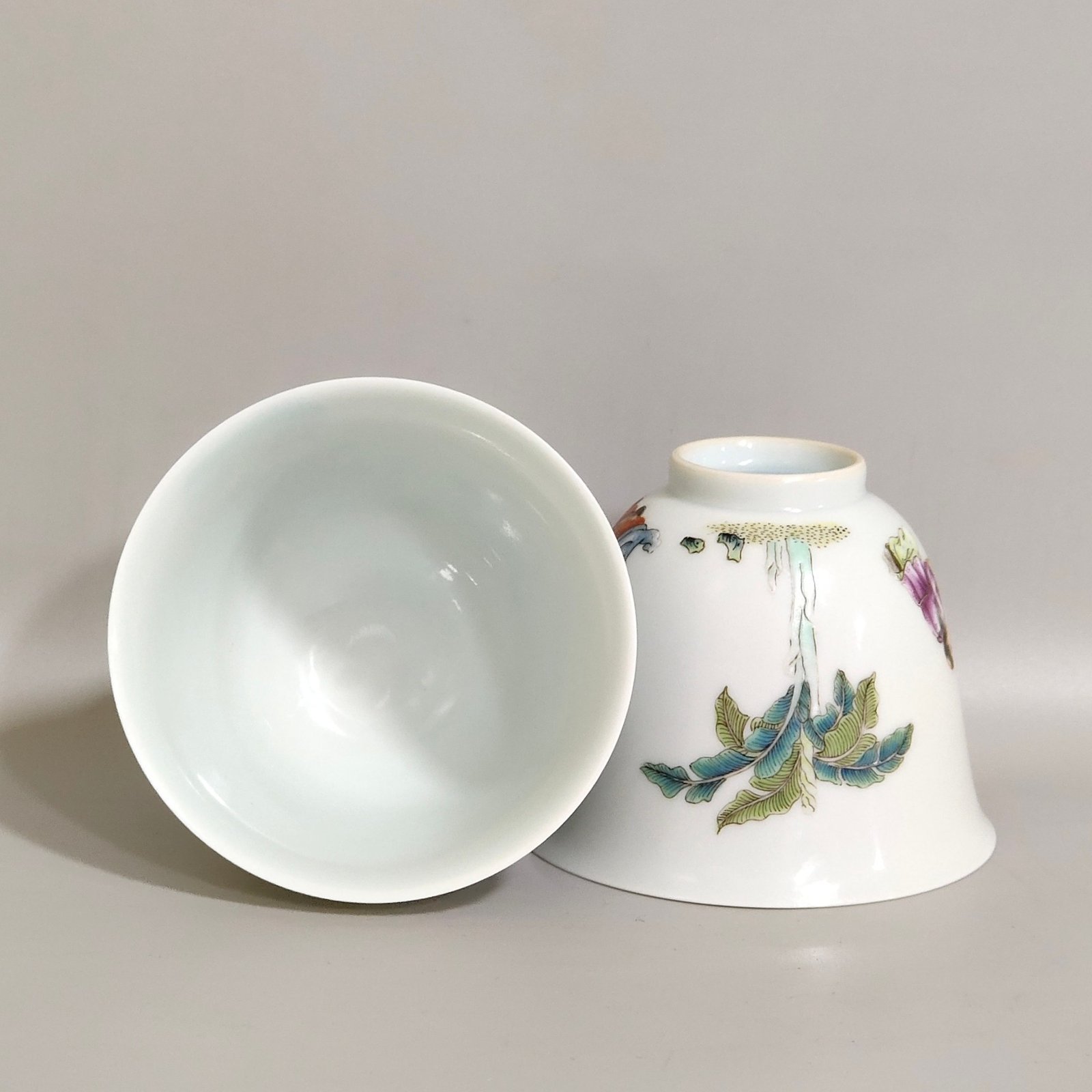 Qing Dynasty Yongzheng character story cup with lotus pattern
