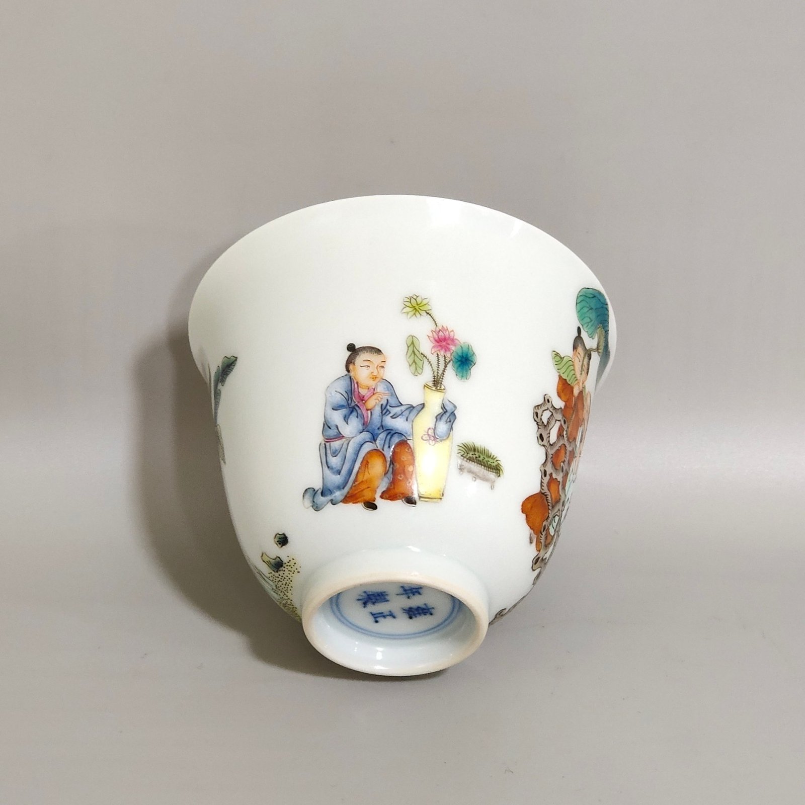 Qing Dynasty Yongzheng character story cup with lotus pattern