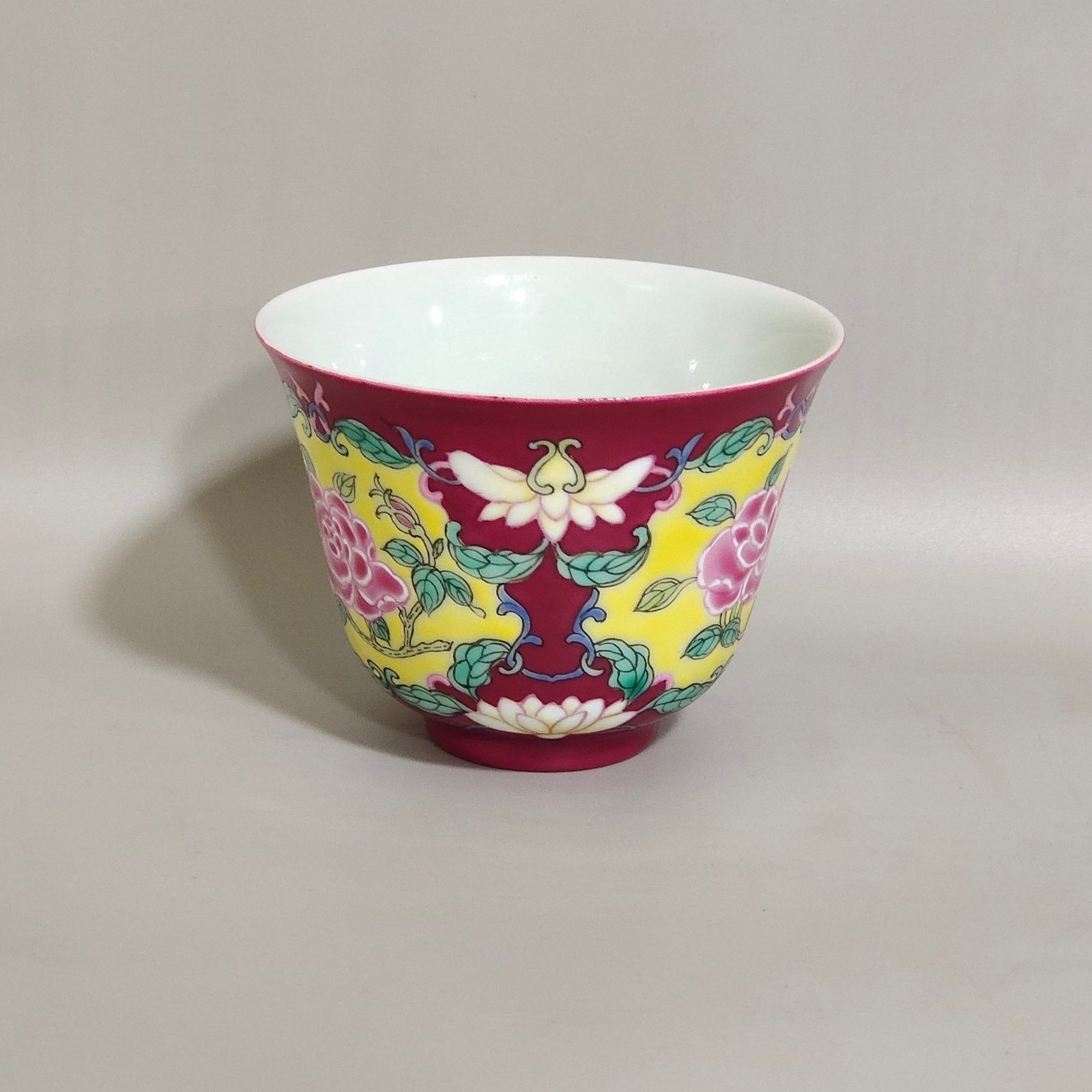 Qing Dynasty Yongzheng rouge-red Yangcai consecrated rose pattern cup