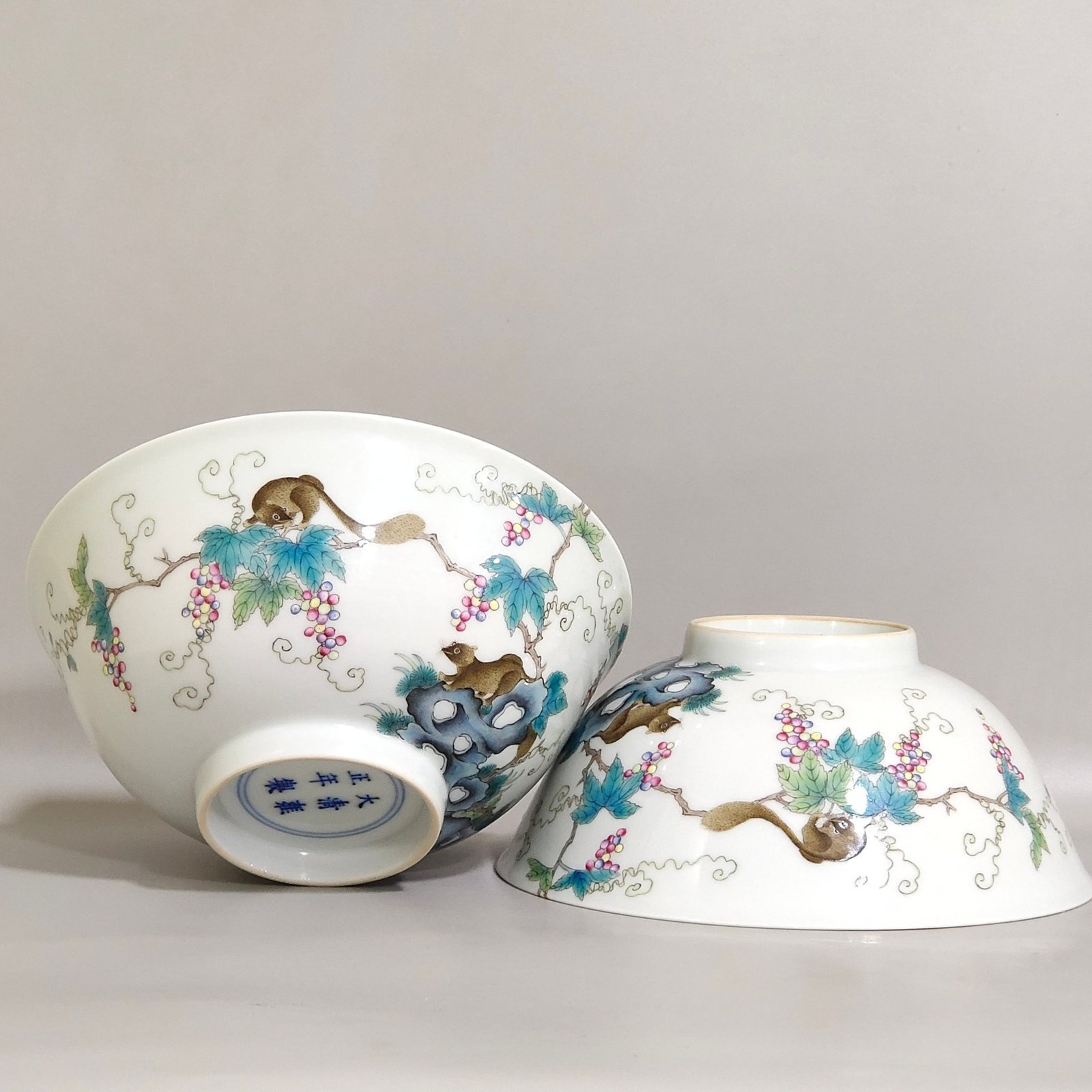 Qing Dynasty Yongzheng squirrel grape bowl