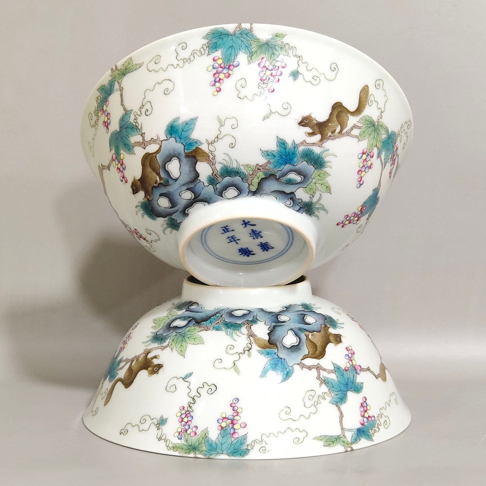 Qing Dynasty Yongzheng squirrel grape bowl