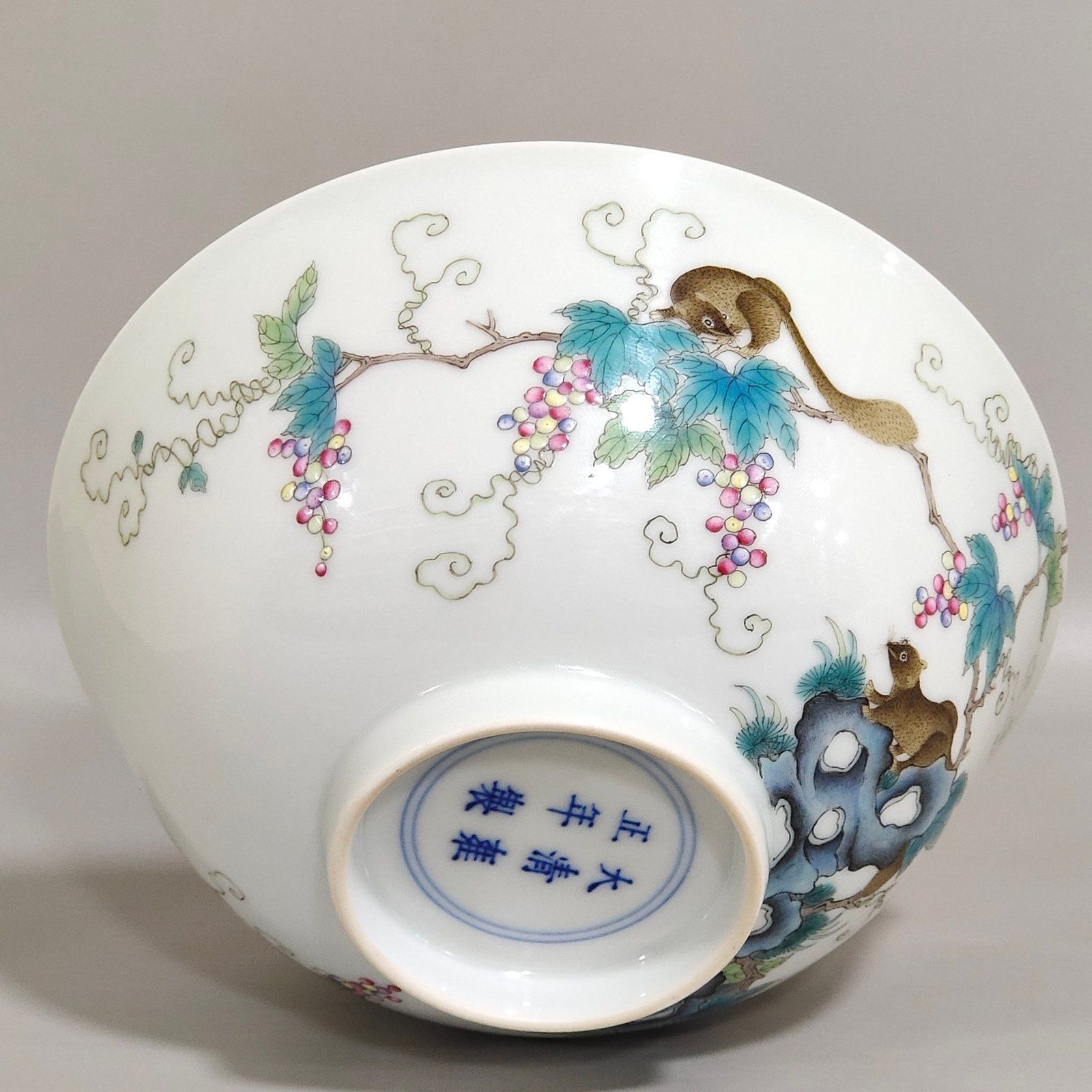 Qing Dynasty Yongzheng squirrel grape bowl