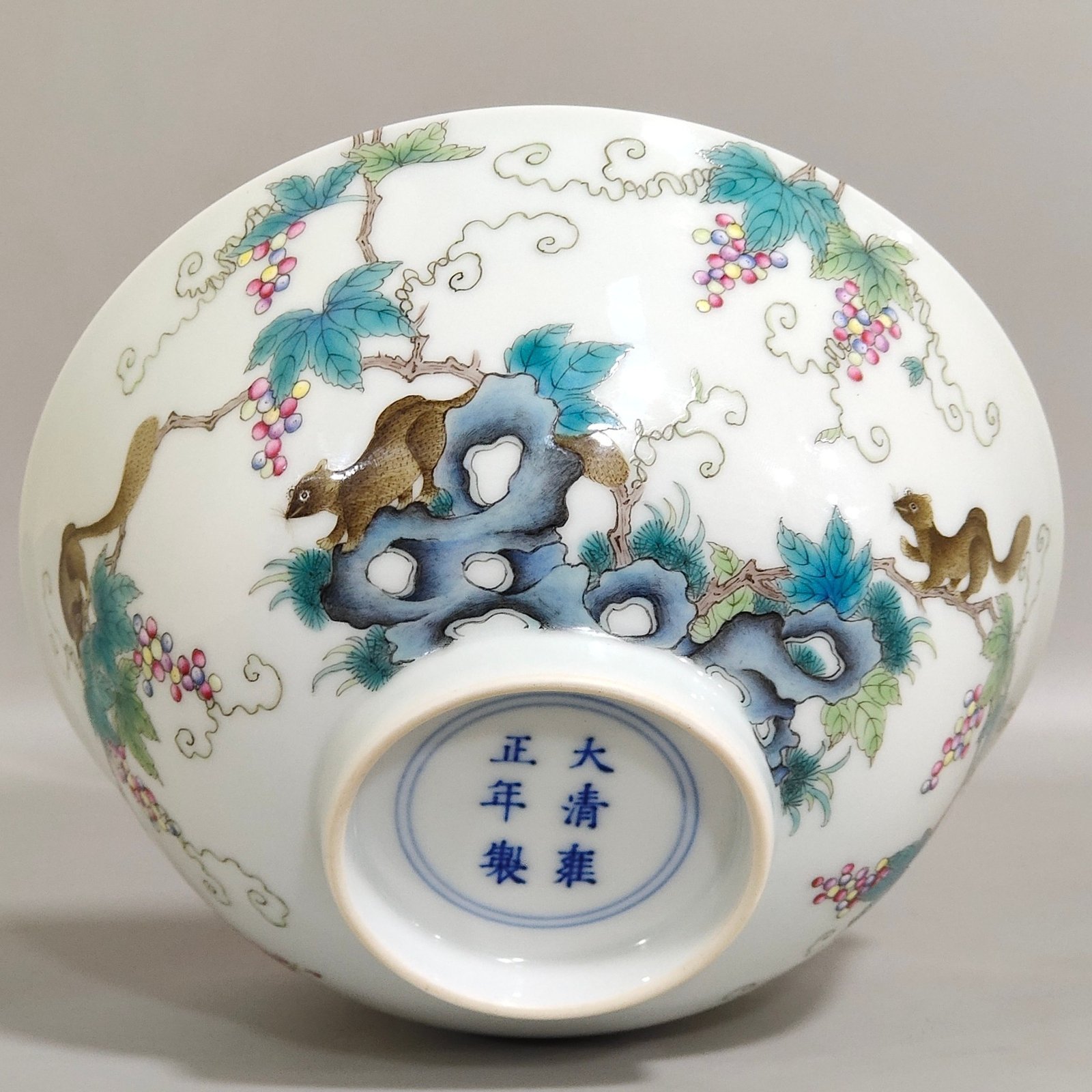 Qing Dynasty Yongzheng squirrel grape bowl