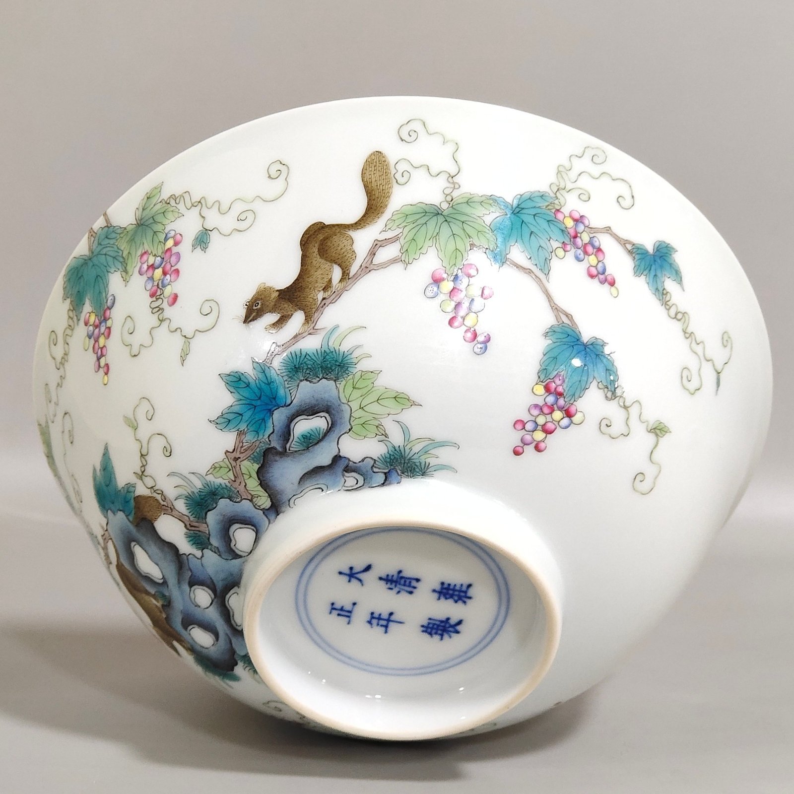 Qing Dynasty Yongzheng squirrel grape bowl