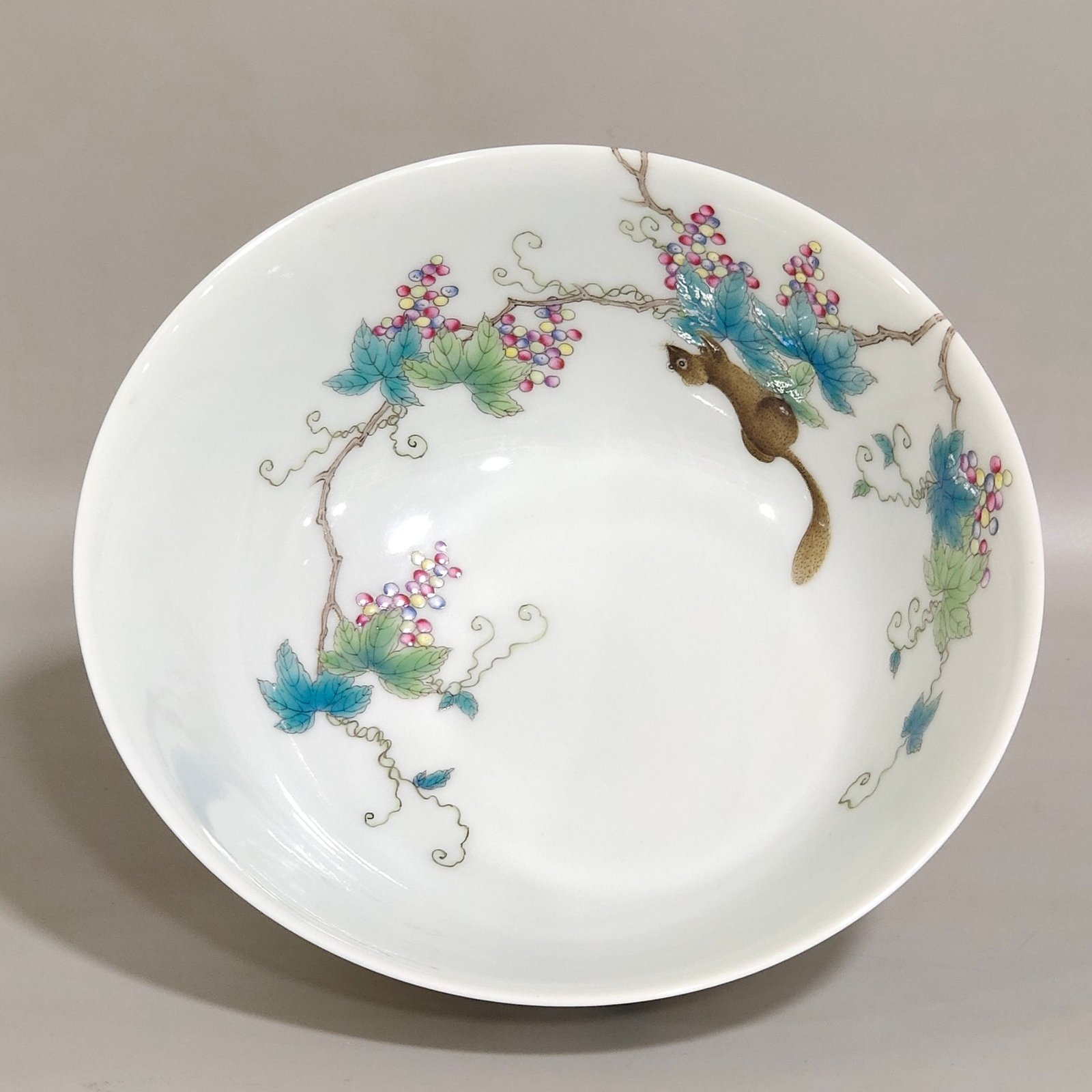 Qing Dynasty Yongzheng squirrel grape bowl