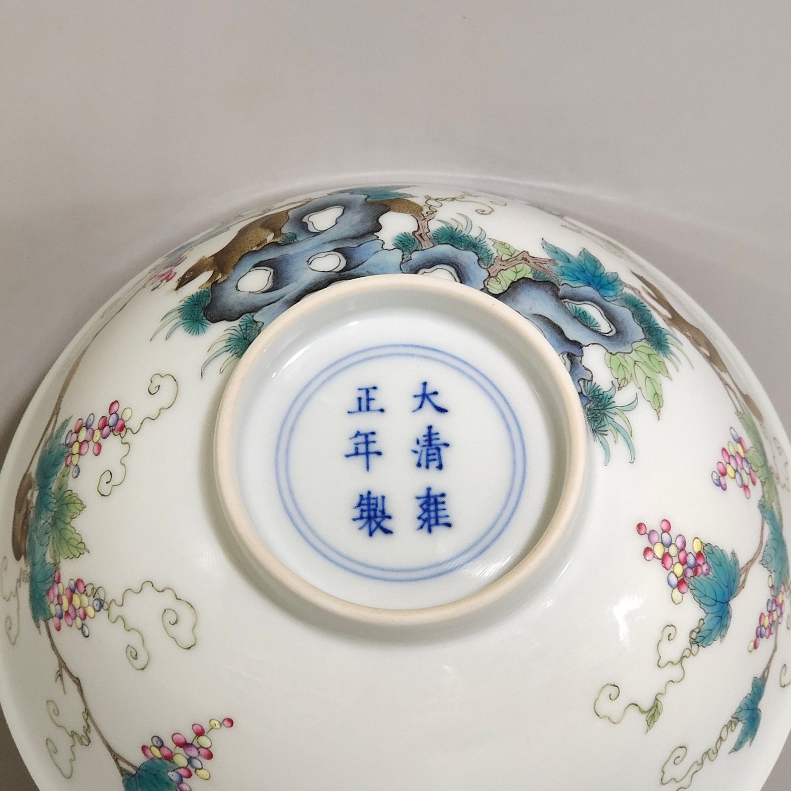 Qing Dynasty Yongzheng squirrel grape bowl