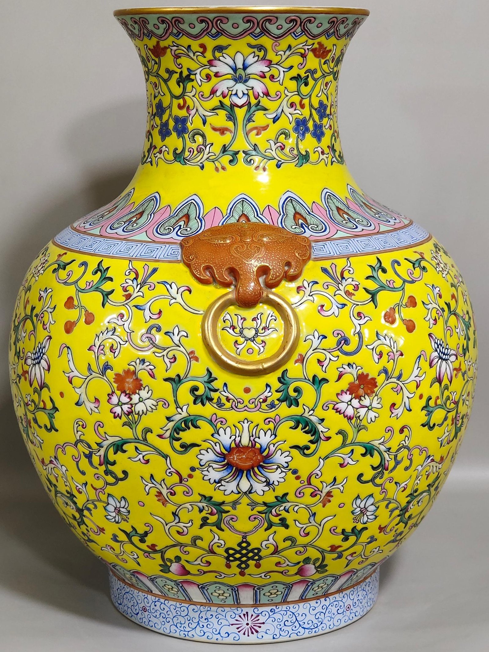 Qing Dynasty Yongzheng Double-eared statue with yellow ground and Yangcai