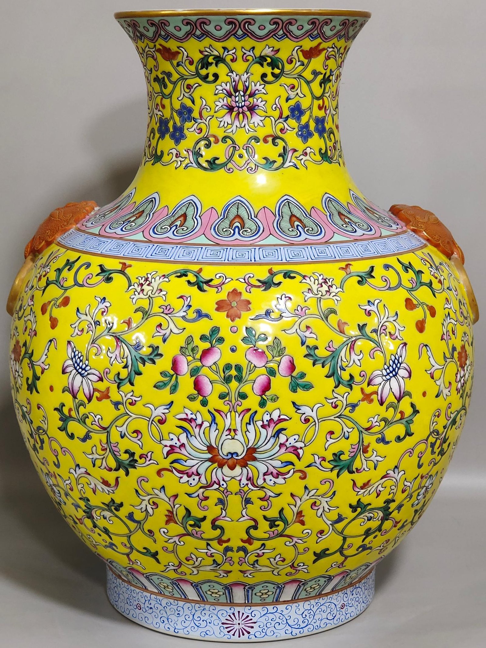 Qing Dynasty Yongzheng Double-eared statue with yellow ground and Yangcai